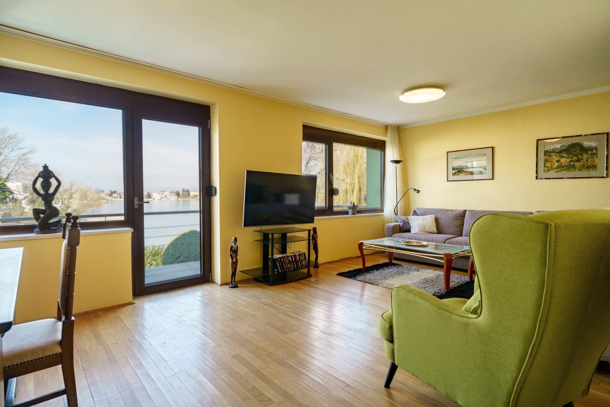 Na PREDAJ priestranný 6-izbový dom v exkluzívnej prvej línii na Slnečných jazerách – JUH