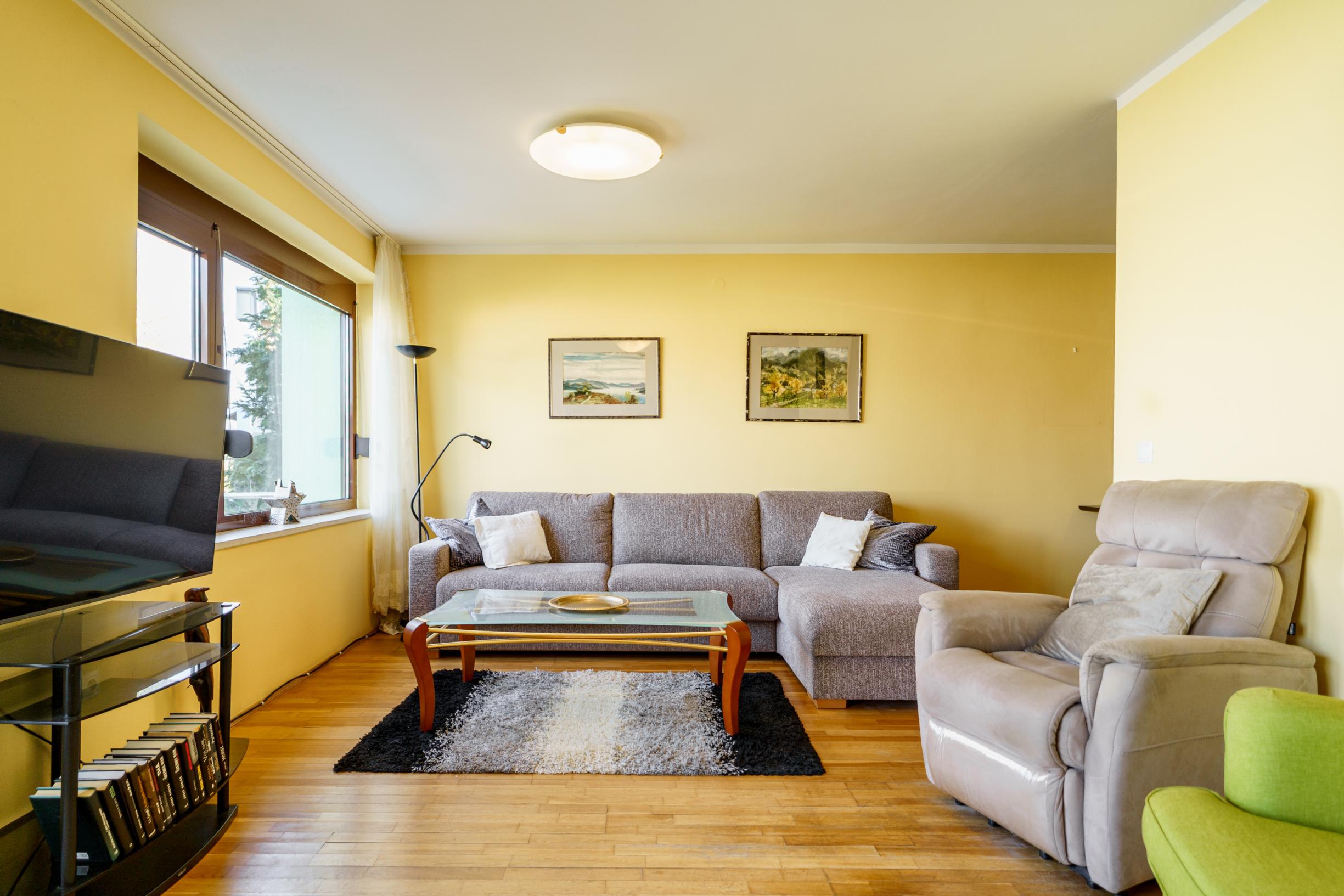 Na PREDAJ priestranný 6-izbový dom v exkluzívnej prvej línii na Slnečných jazerách – JUH