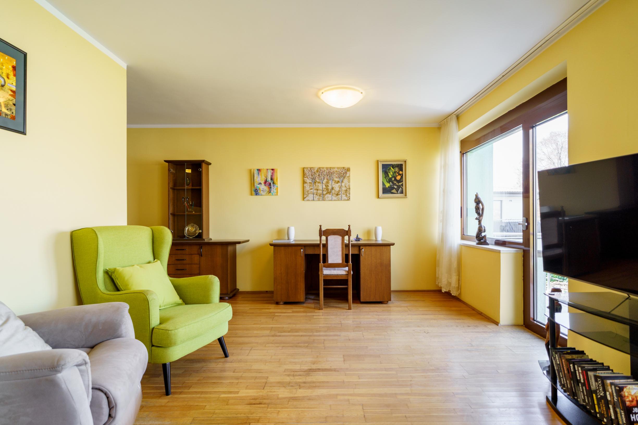 Na PREDAJ priestranný 6-izbový dom v exkluzívnej prvej línii na Slnečných jazerách – JUH