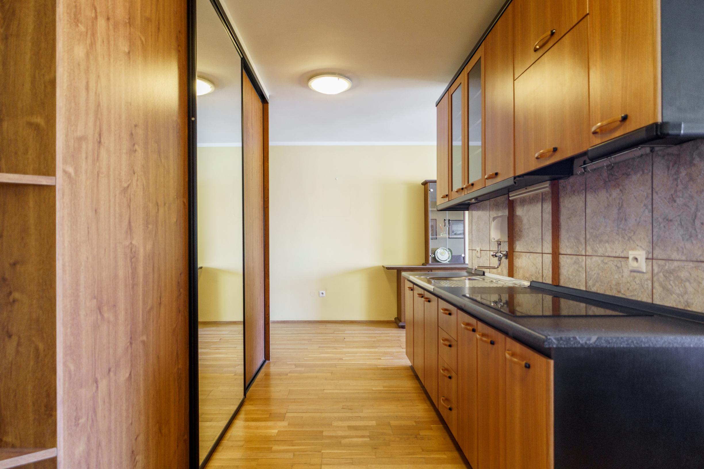 Na PREDAJ priestranný 6-izbový dom v exkluzívnej prvej línii na Slnečných jazerách – JUH