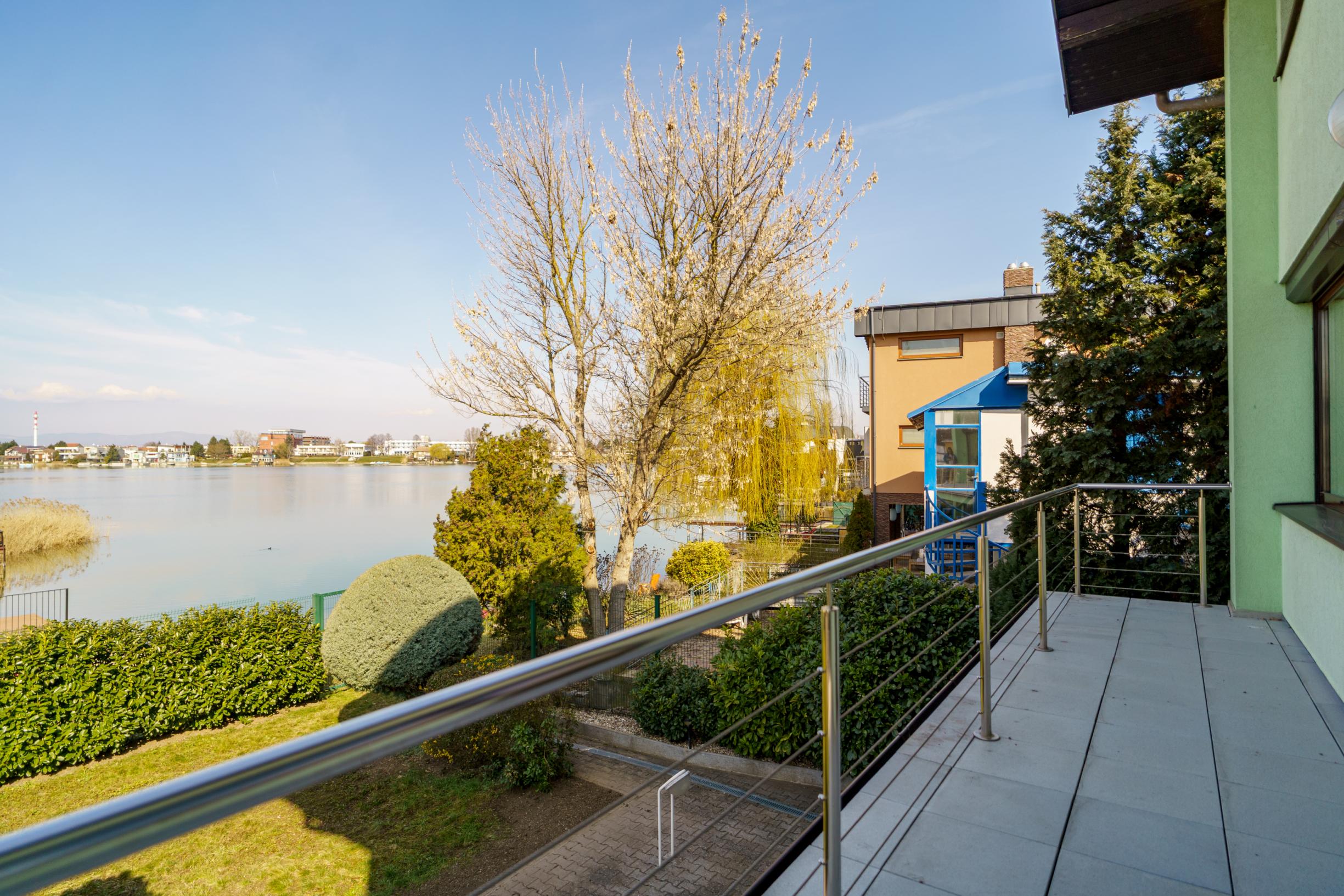 Na PREDAJ priestranný 6-izbový dom v exkluzívnej prvej línii na Slnečných jazerách – JUH