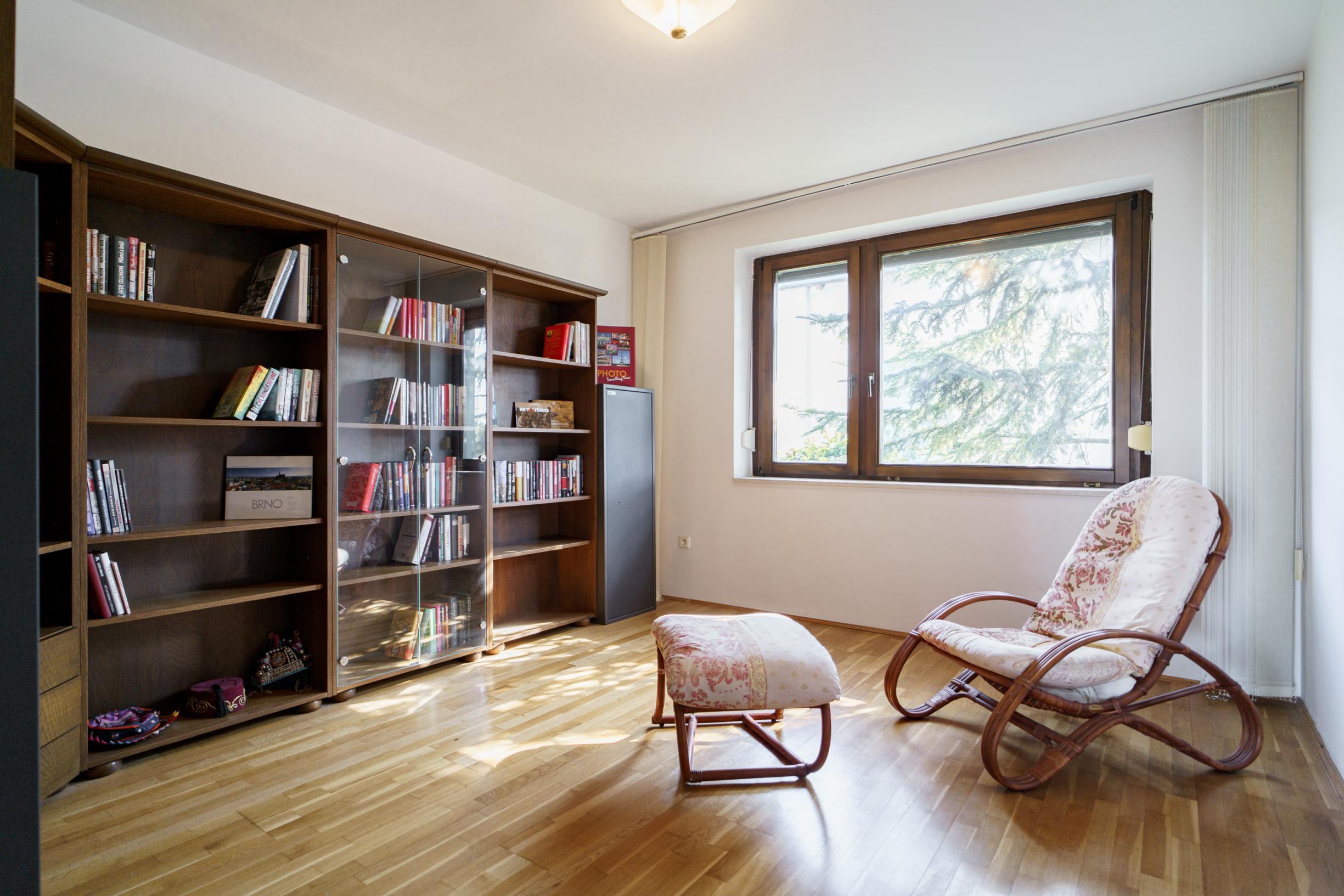 Na PREDAJ priestranný 6-izbový dom v exkluzívnej prvej línii na Slnečných jazerách – JUH