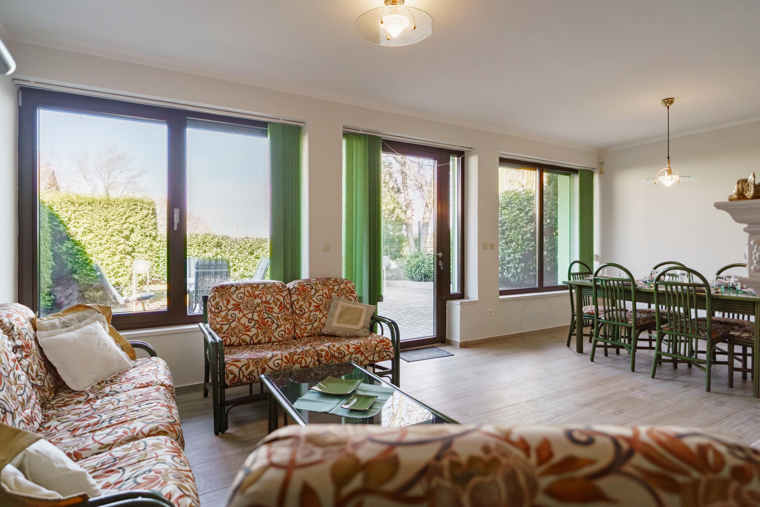 Na PREDAJ priestranný 6-izbový dom v exkluzívnej prvej línii na Slnečných jazerách – JUH