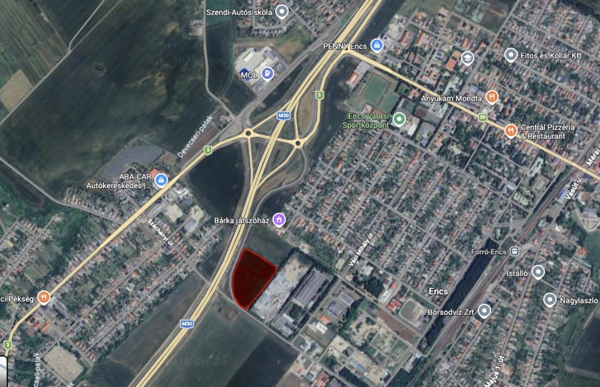 NA PREDAJ strategický komerčný pozemok priamo pri diaľnici o veľkosti 33.729 m2 v meste ENCS – ideálny pre retail park alebo iný podnikateľský zámer.