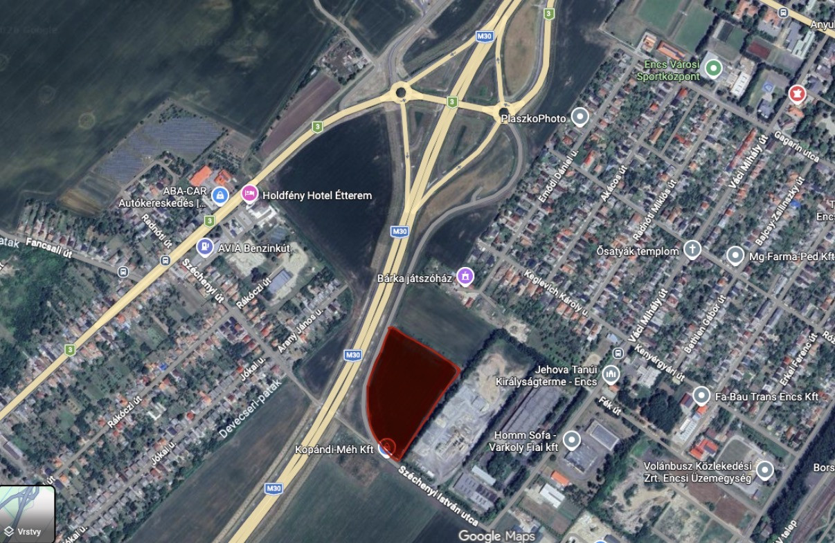 NA PREDAJ strategický komerčný pozemok priamo pri diaľnici o veľkosti 33.729 m2 v meste ENCS – ideálny pre retail park alebo iný podnikateľský zámer.