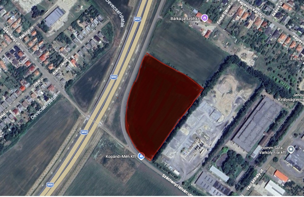 NA PREDAJ strategický komerčný pozemok priamo pri diaľnici o veľkosti 33.729 m2 v meste ENCS – ideálny pre retail park alebo iný podnikateľský zámer.