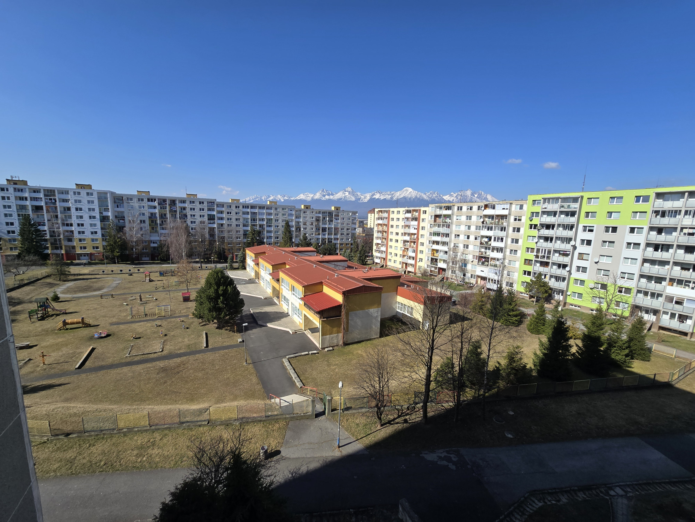 Exkluzívne na predaj veľký slnečný 3-izbový byt s balkónom v Poprade na sídlisku Nový juh, ul. Jesenná