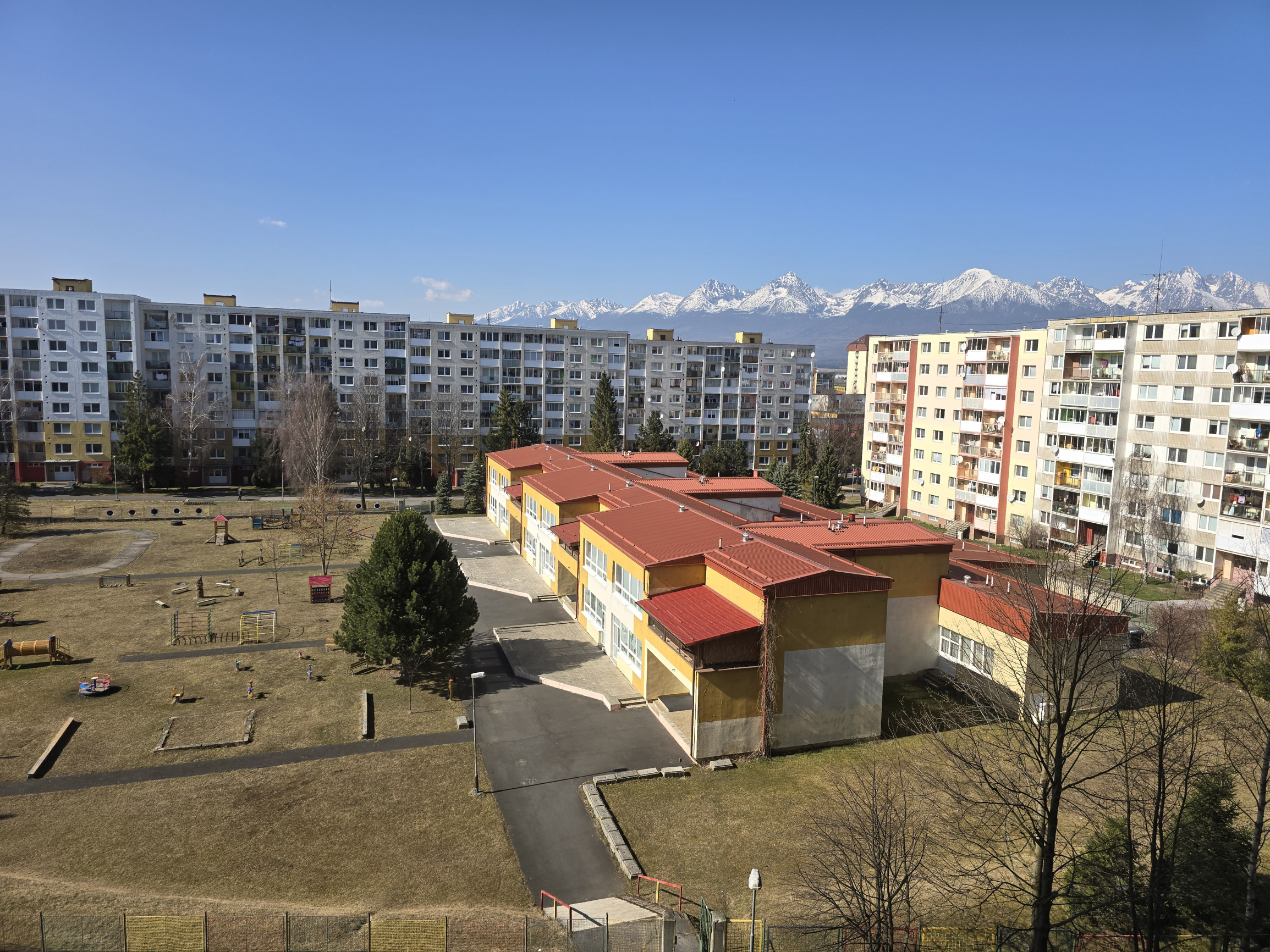 Exkluzívne na predaj veľký slnečný 3-izbový byt s balkónom v Poprade na sídlisku Nový juh, ul. Jesenná