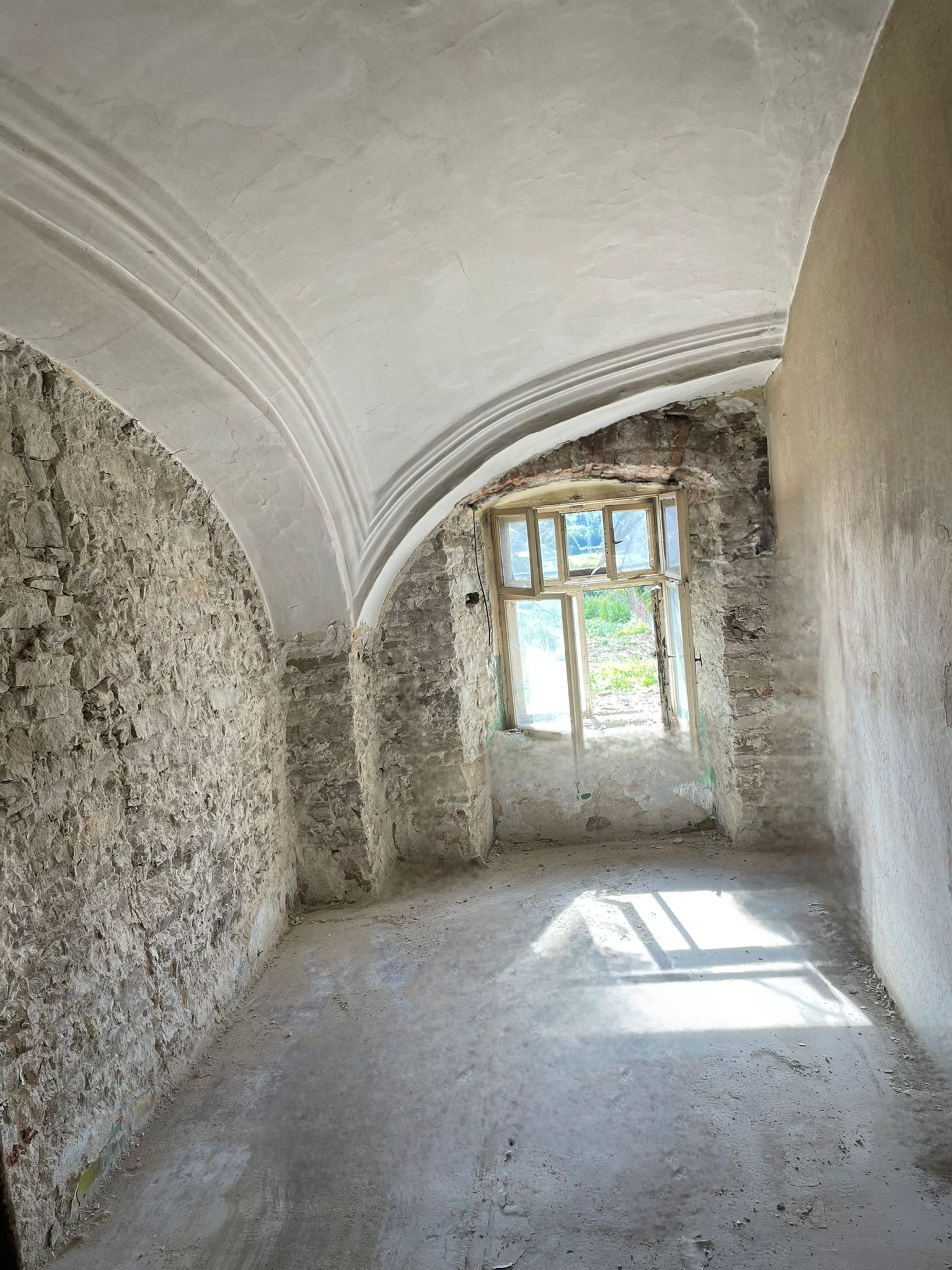 Exkluzívne na predaj  starší neobytný rodinný dom vhodný na renováciu, prípadne výstavu nového rodinného domu, obec Stráže - okres Poprad