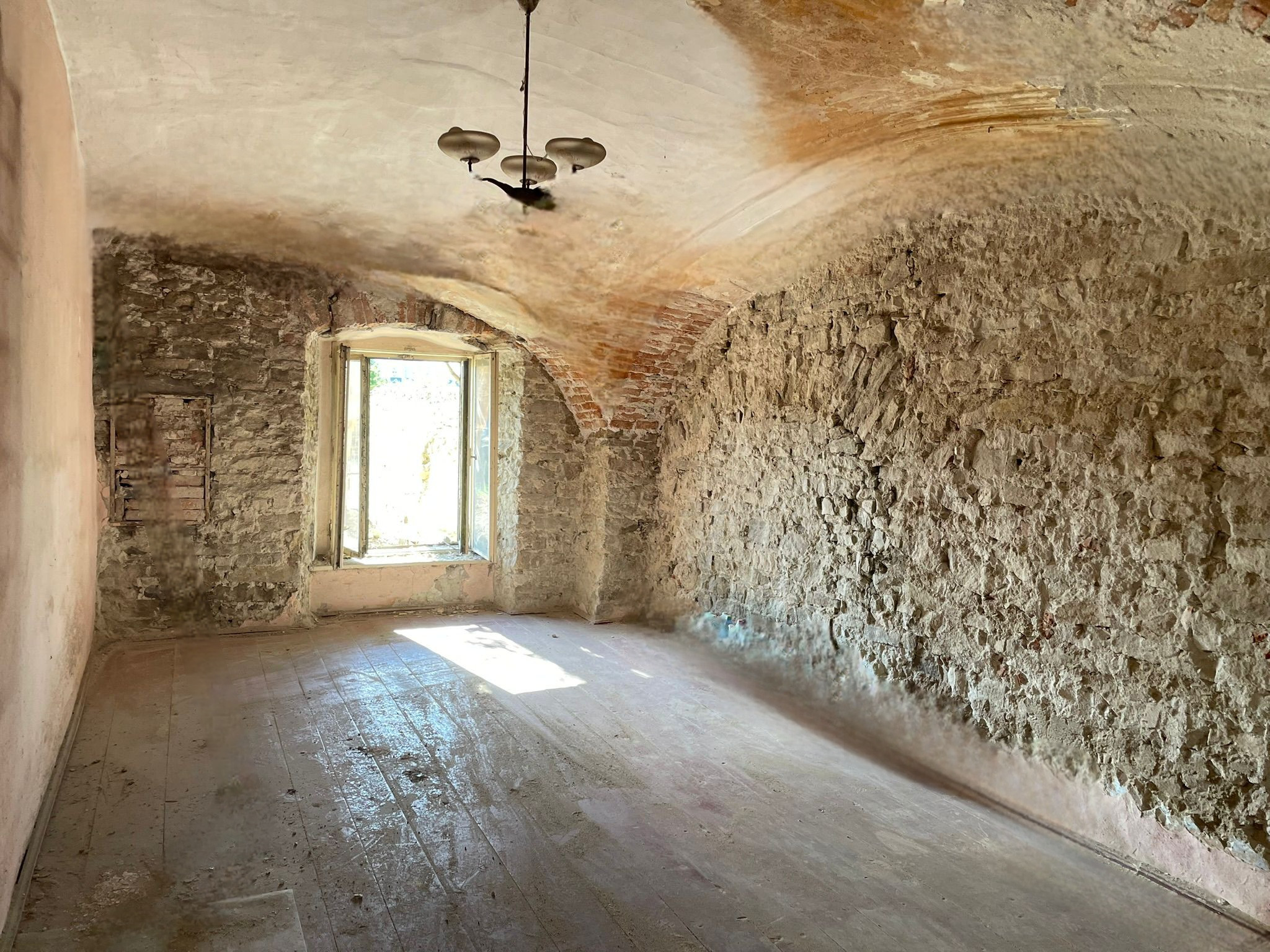 Exkluzívne na predaj  starší neobytný rodinný dom vhodný na renováciu, prípadne výstavu nového rodinného domu, obec Stráže - okres Poprad