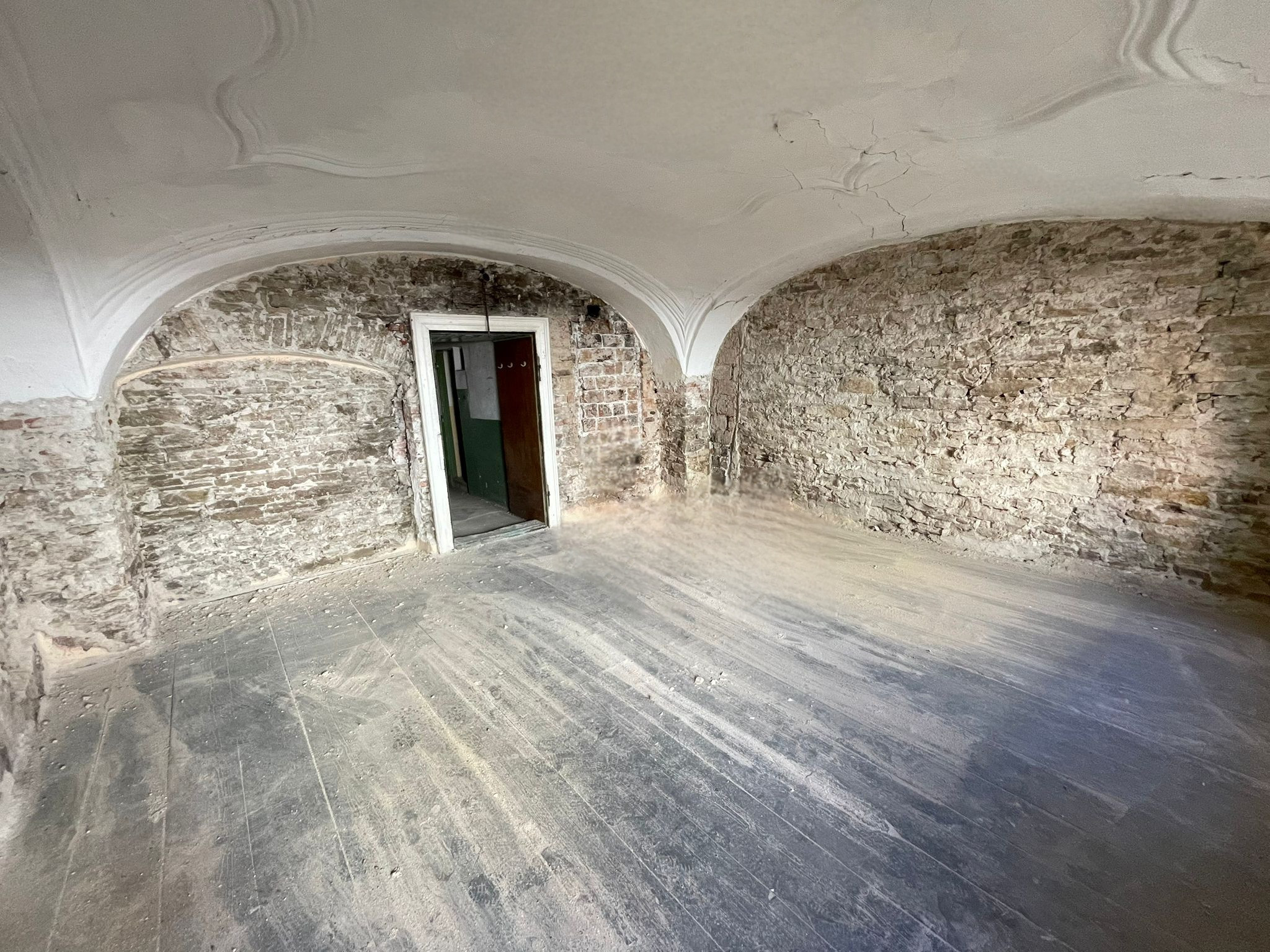 Exkluzívne na predaj  starší neobytný rodinný dom vhodný na renováciu, prípadne výstavu nového rodinného domu, obec Stráže - okres Poprad