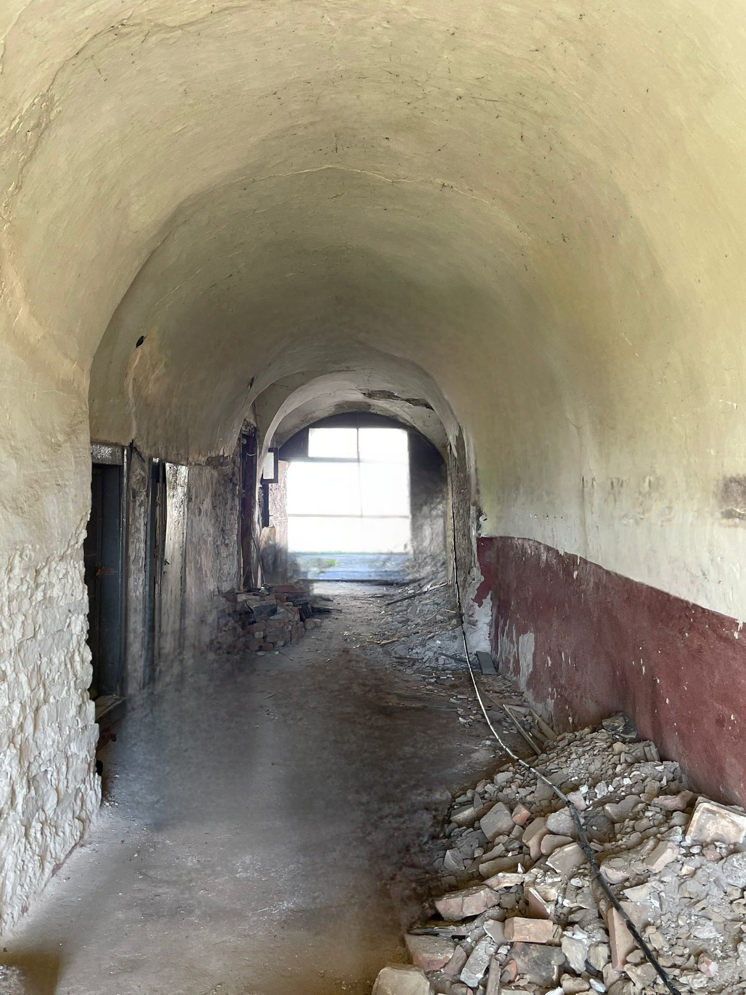 Exkluzívne na predaj  starší neobytný rodinný dom vhodný na renováciu, prípadne výstavu nového rodinného domu, obec Stráže - okres Poprad