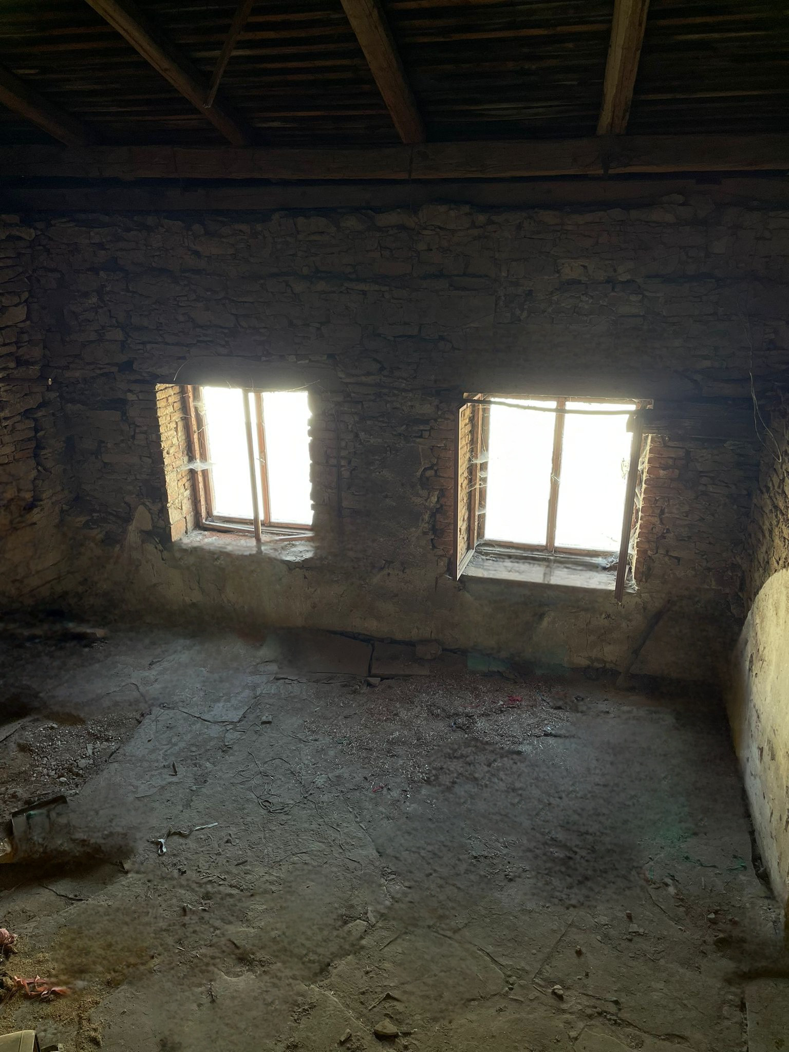 Exkluzívne na predaj  starší neobytný rodinný dom vhodný na renováciu, prípadne výstavu nového rodinného domu, obec Stráže - okres Poprad