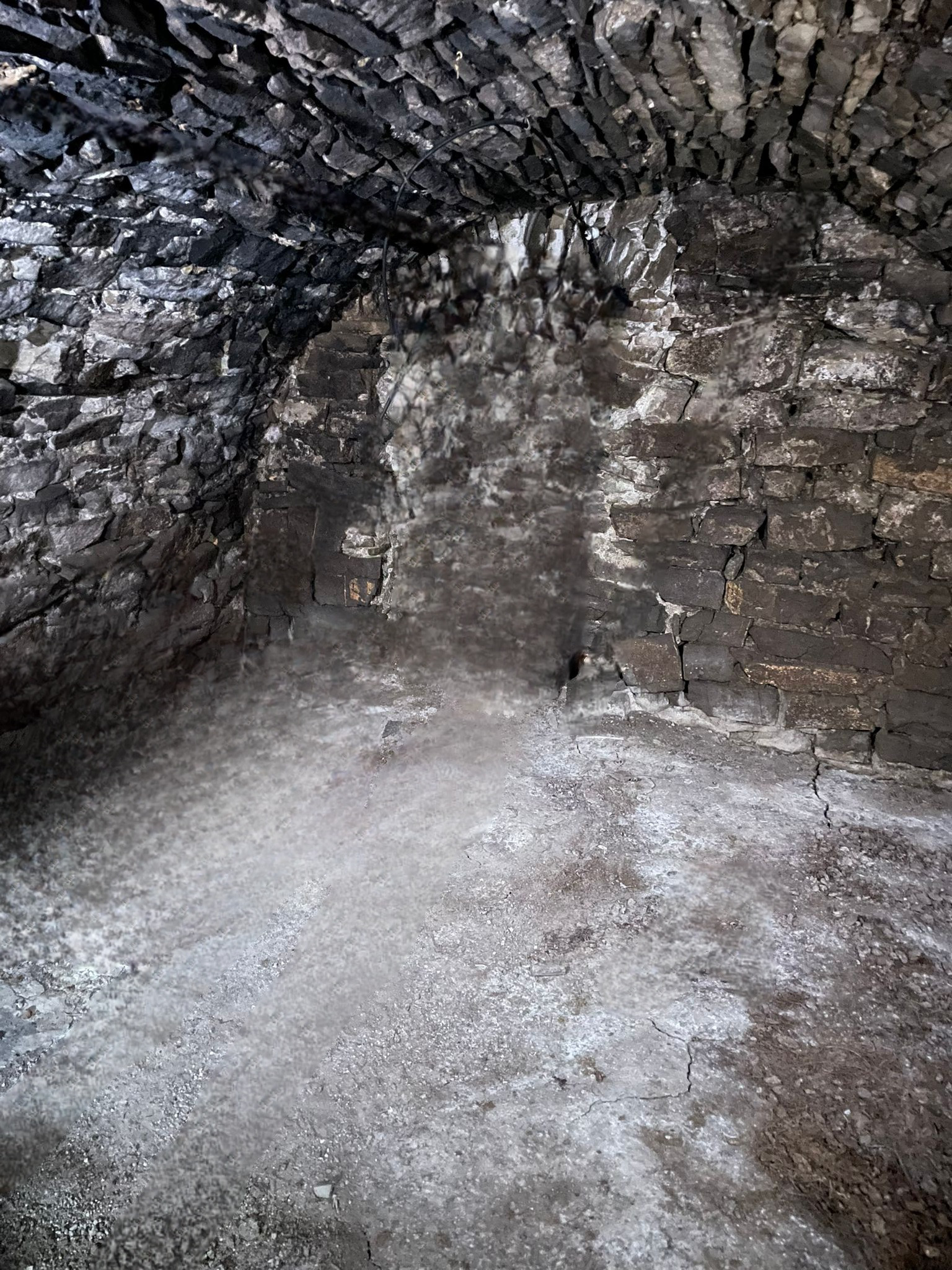 Exkluzívne na predaj  starší neobytný rodinný dom vhodný na renováciu, prípadne výstavu nového rodinného domu, obec Stráže - okres Poprad