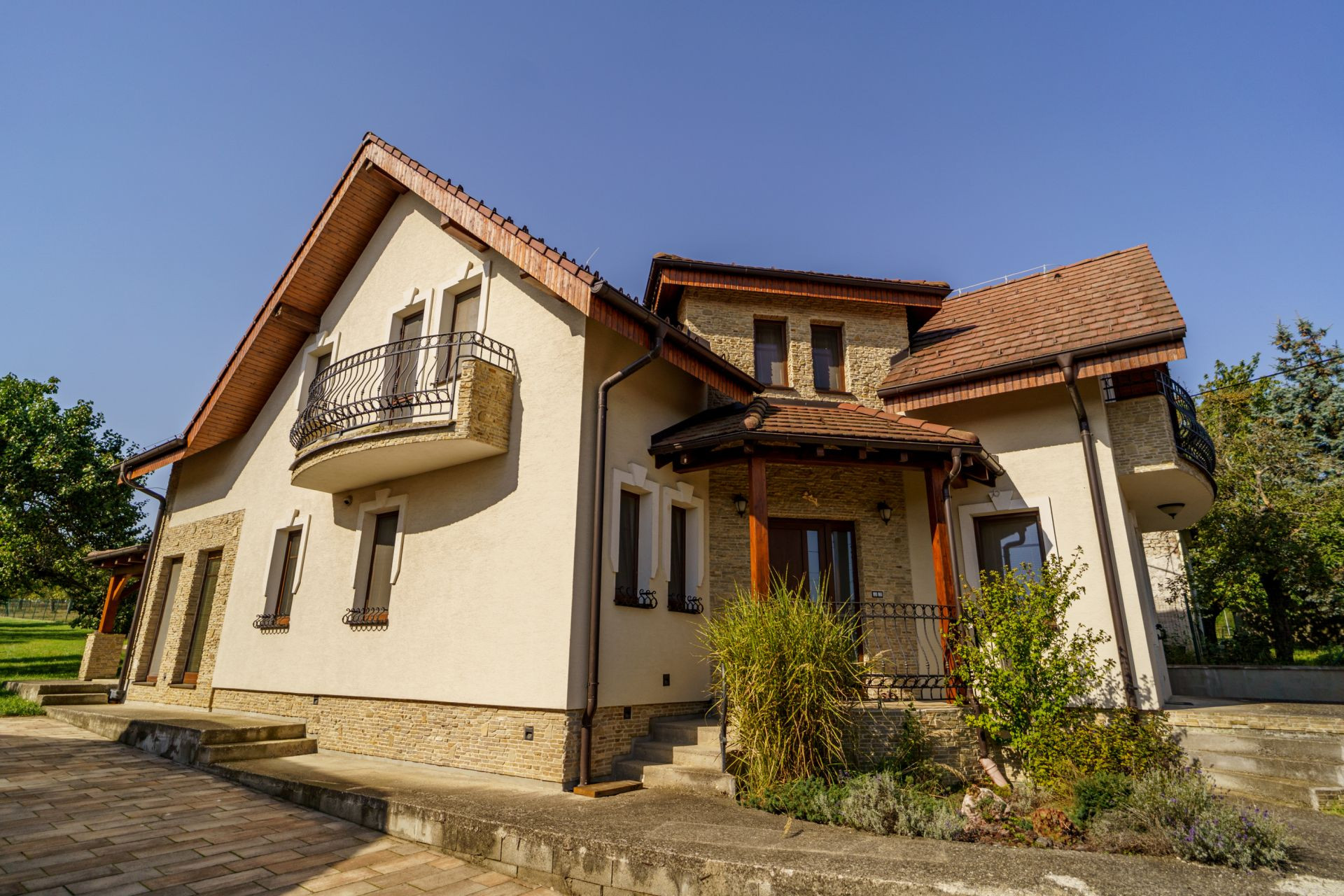 Na prenájom krásny 6-izbový rodinný dom v meste Vrbové, s priestranným  pozemkom 2167 m2, Piešťany