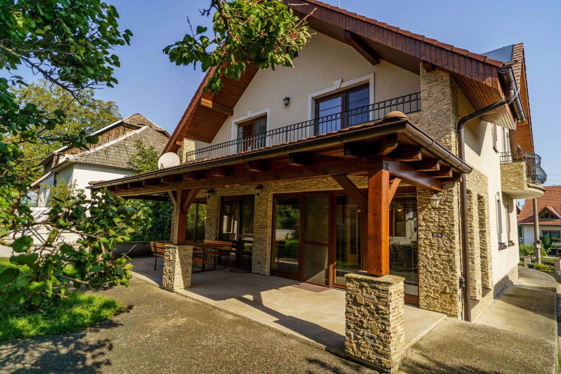 Na prenájom krásny 6-izbový rodinný dom v meste Vrbové, s priestranným  pozemkom 2167 m2, Piešťany