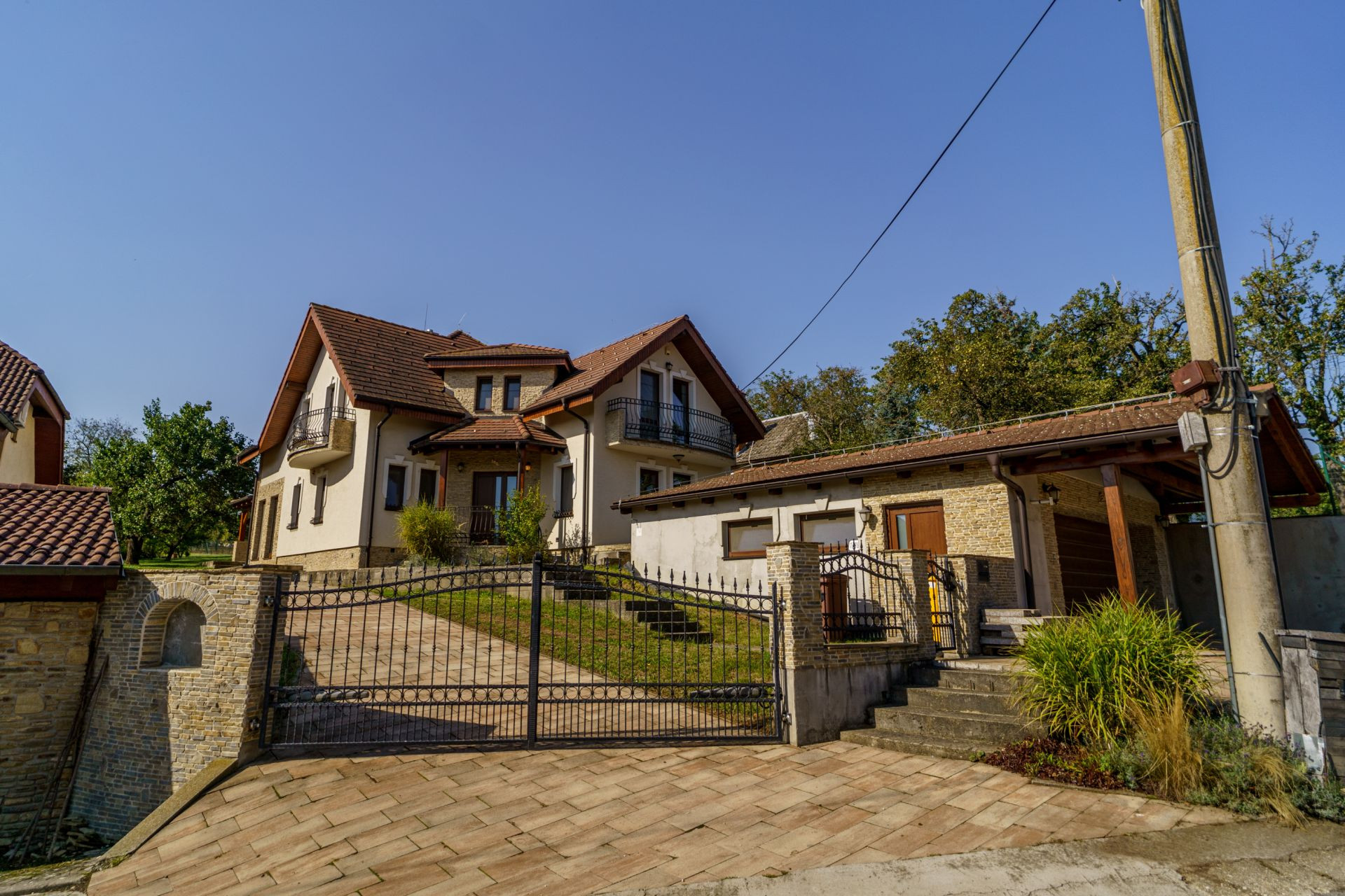 Na prenájom krásny 6-izbový rodinný dom v meste Vrbové, s priestranným  pozemkom 2167 m2, Piešťany