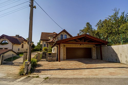 Na prenájom krásny 6-izbový rodinný dom v meste Vrbové, s priestranným  pozemkom 2167 m2, Piešťany