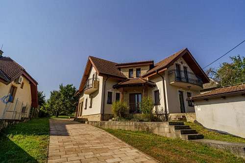 Na prenájom krásny 6-izbový rodinný dom v meste Vrbové, s priestranným  pozemkom 2167 m2, Piešťany