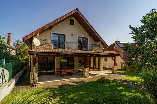 Na prenájom krásny 6-izbový rodinný dom v meste Vrbové, s priestranným  pozemkom 2167 m2, Piešťany