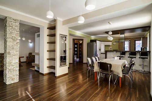 Na prenájom krásny 6-izbový rodinný dom v meste Vrbové, s priestranným  pozemkom 2167 m2, Piešťany