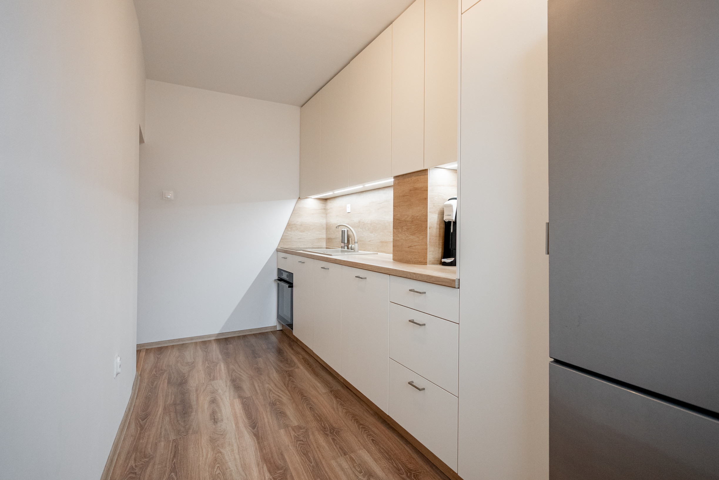 NA PREDAJ 3-izbový byt 74 m2 po kompletnej rekonštrukcií s loggiou, ul. Gessayova