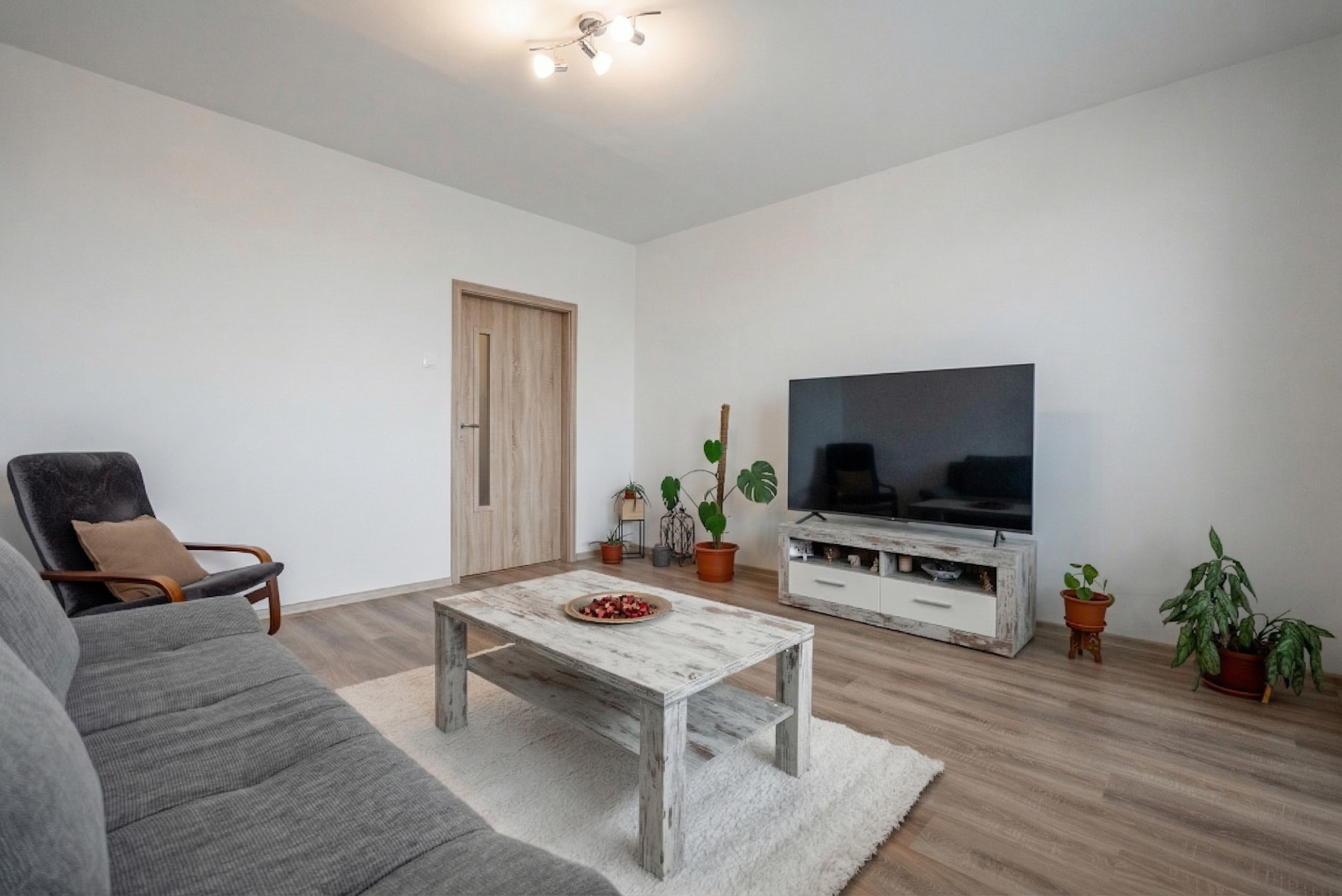 NA PREDAJ 3-izbový byt 74 m2 po kompletnej rekonštrukcií s loggiou, ul. Gessayova