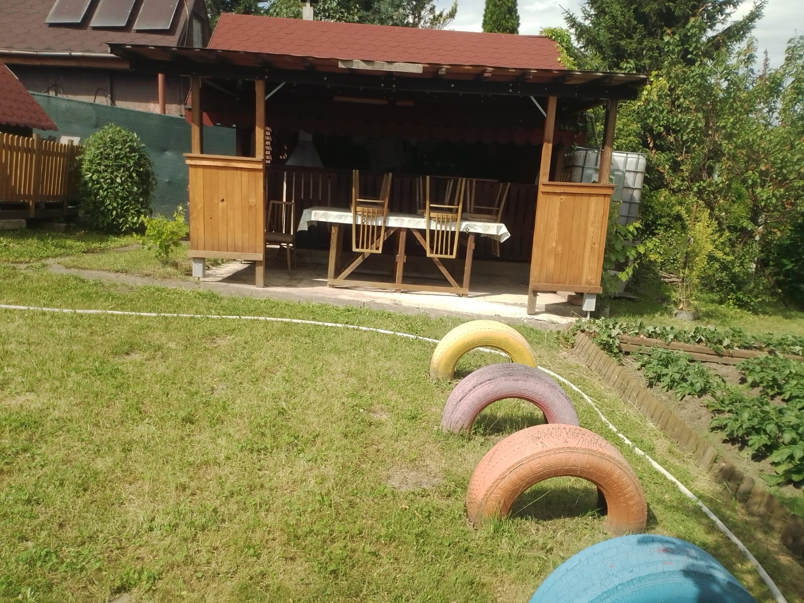 Exkluzívne Vám ponúkame na predaj drevenú chatku so záhradkou v tichom prostredí záhradkárskej oblasti Sečovce- Stašov .