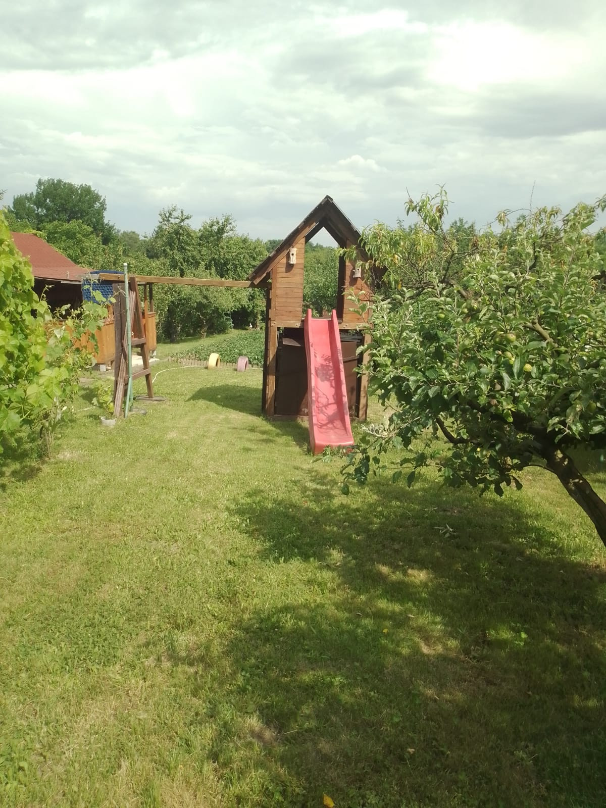 Exkluzívne Vám ponúkame na predaj drevenú chatku so záhradkou v tichom prostredí záhradkárskej oblasti Sečovce- Stašov .