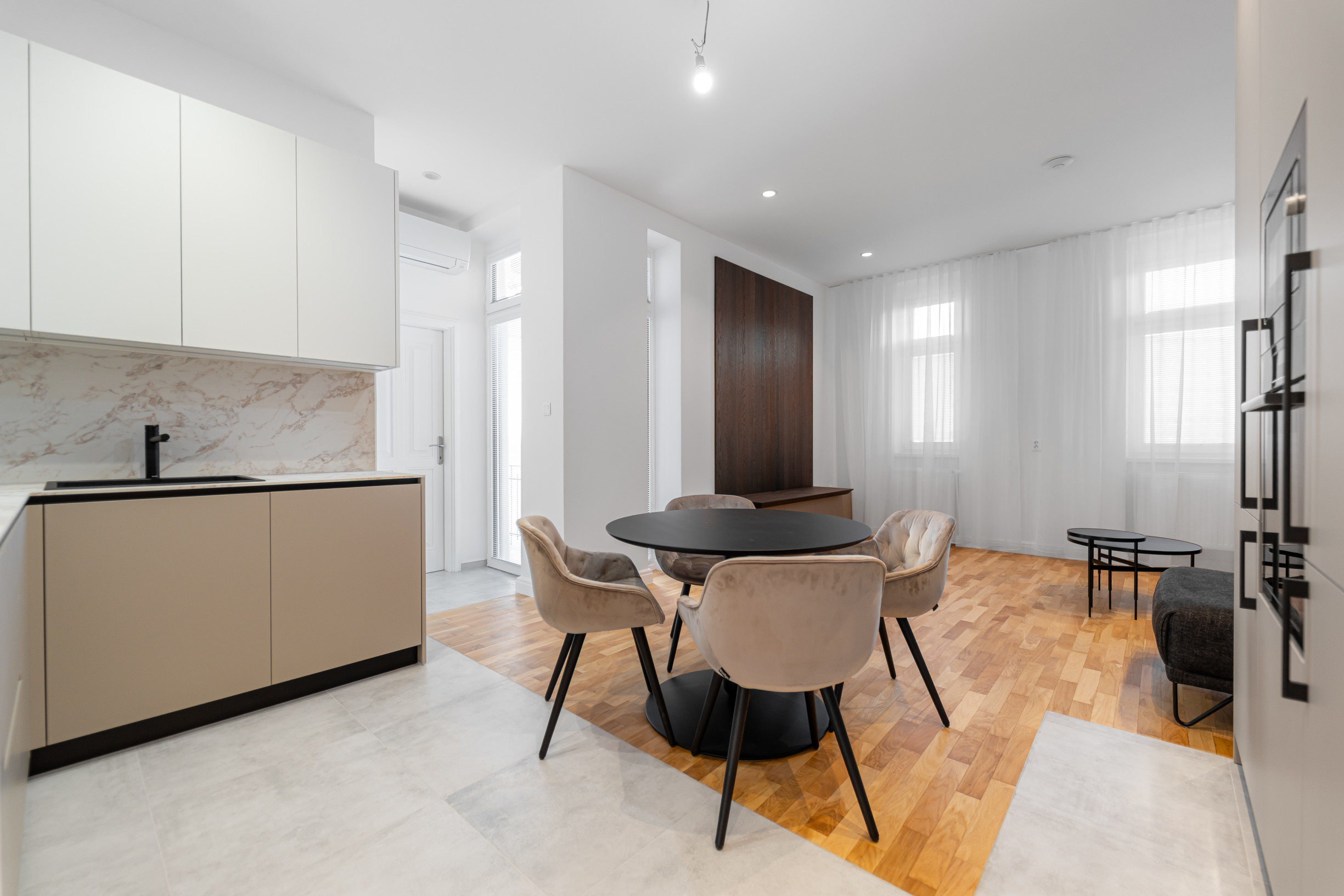 Tehlový 3 izbový byt 92 m2 po novej kompletnej rekonštrukcii s balkónom v centre mesta na ul. Palackého v Košiciach.