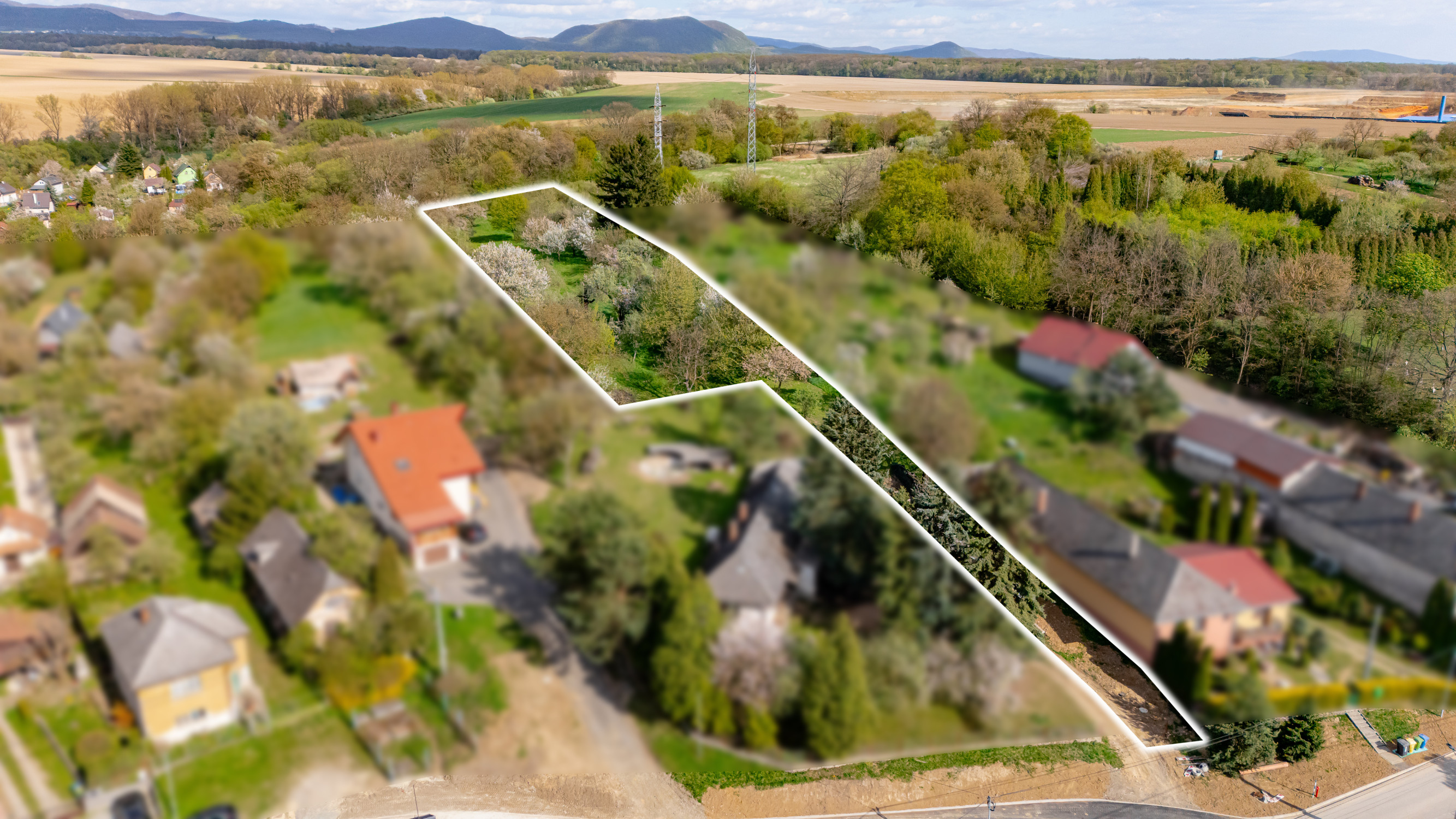 Ponúkame na predaj  slnečný pozemok v lokalite Petrovany-Močarmany, v tichom prostredí
