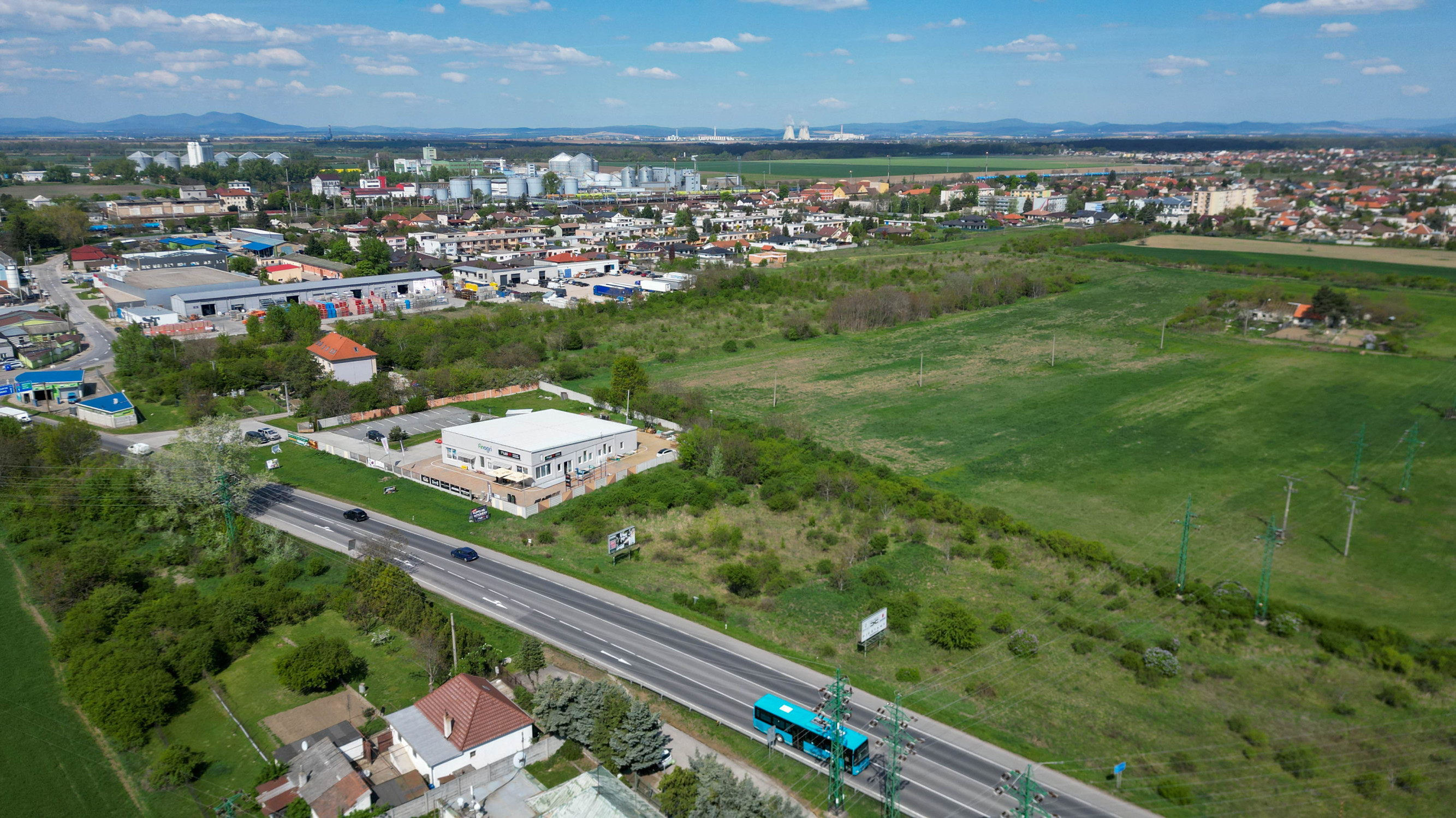 PREDAJ, INVESTIČNÝ POZEMOK 1 440 m², LEOPOLDOV, ŤAH D1 → HLOHOVEC