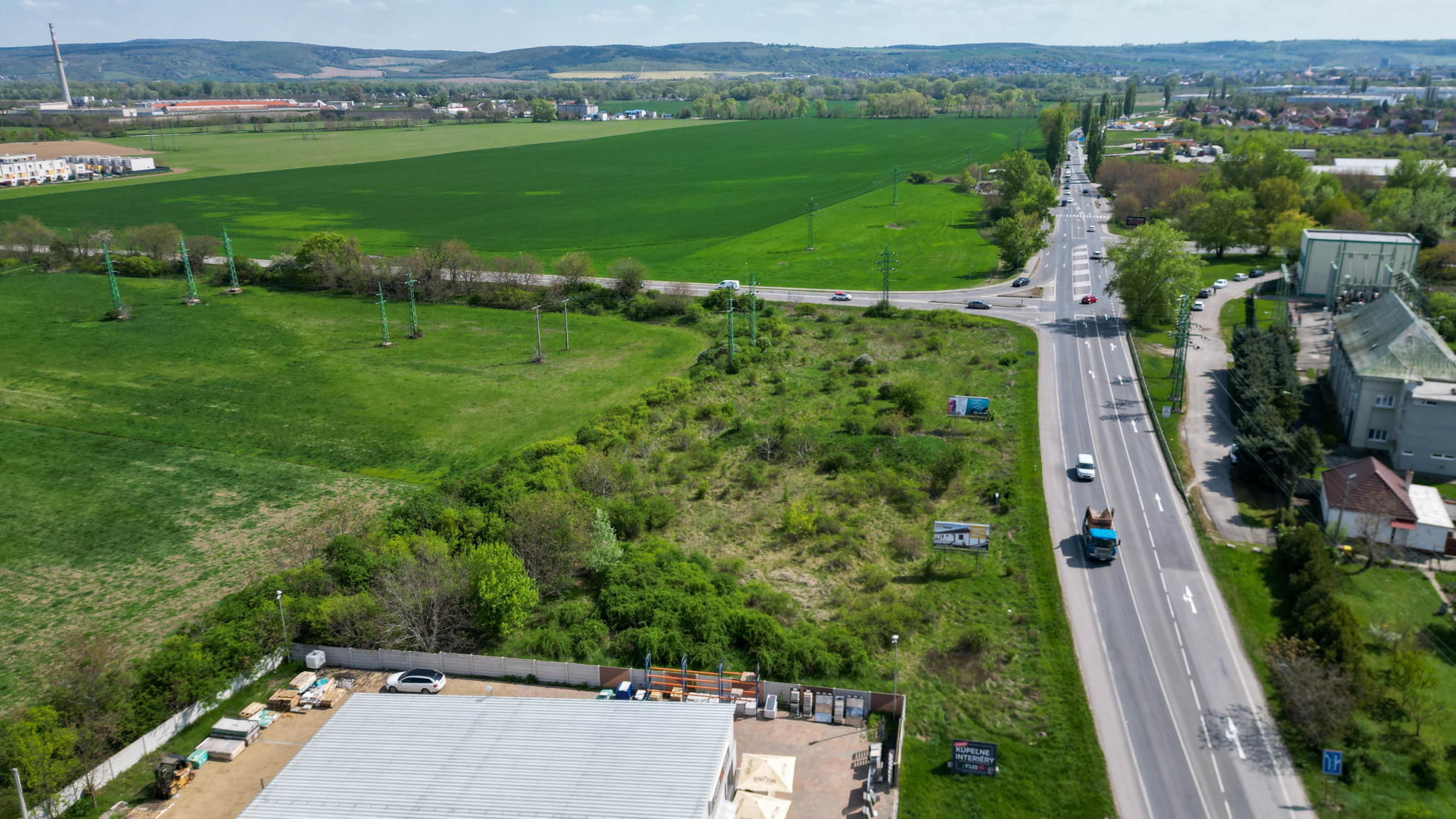 PREDAJ, INVESTIČNÝ POZEMOK 1 440 m², LEOPOLDOV, ŤAH D1 → HLOHOVEC