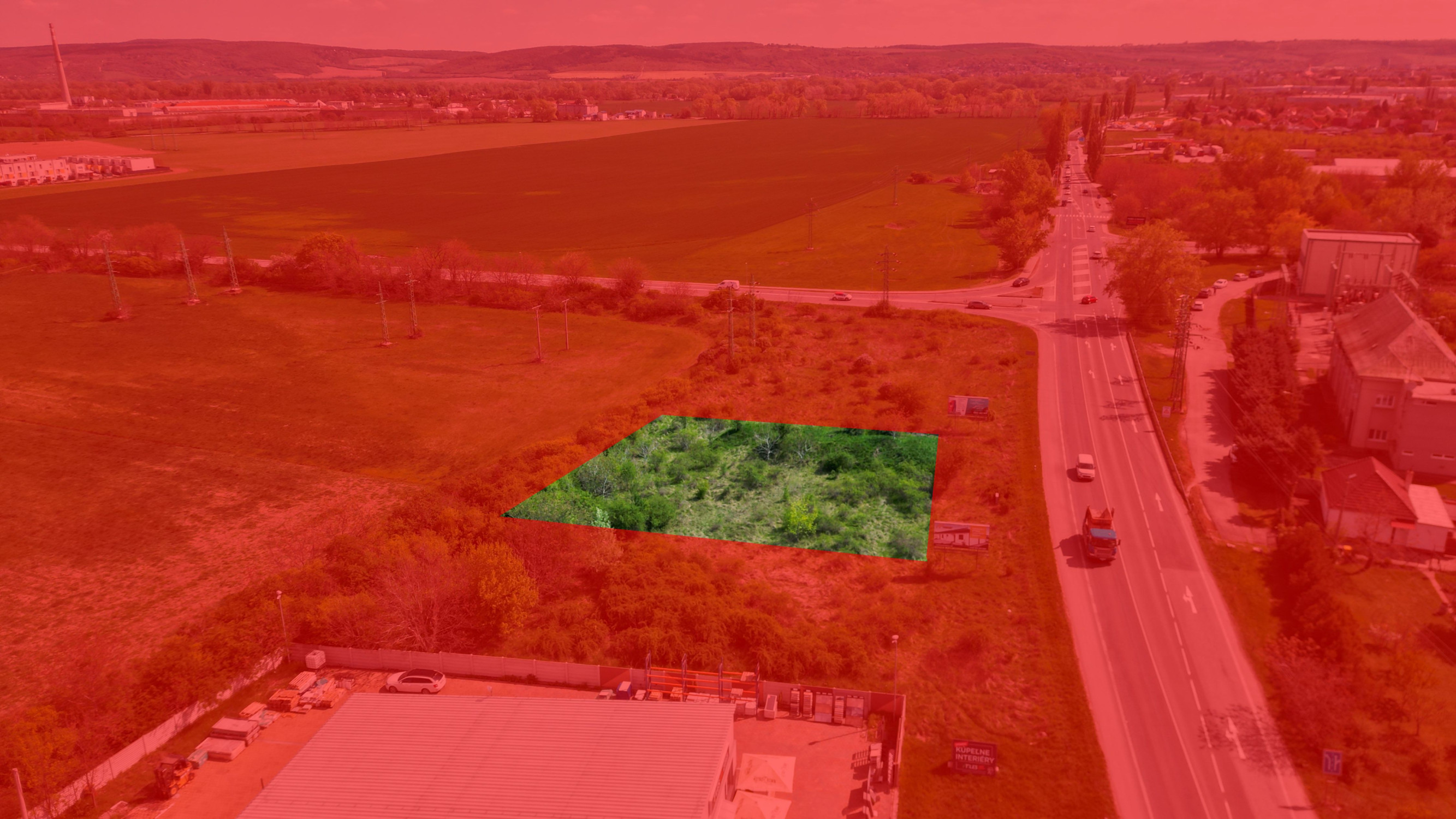 PREDAJ, INVESTIČNÝ POZEMOK 1 440 m², LEOPOLDOV, ŤAH D1 → HLOHOVEC