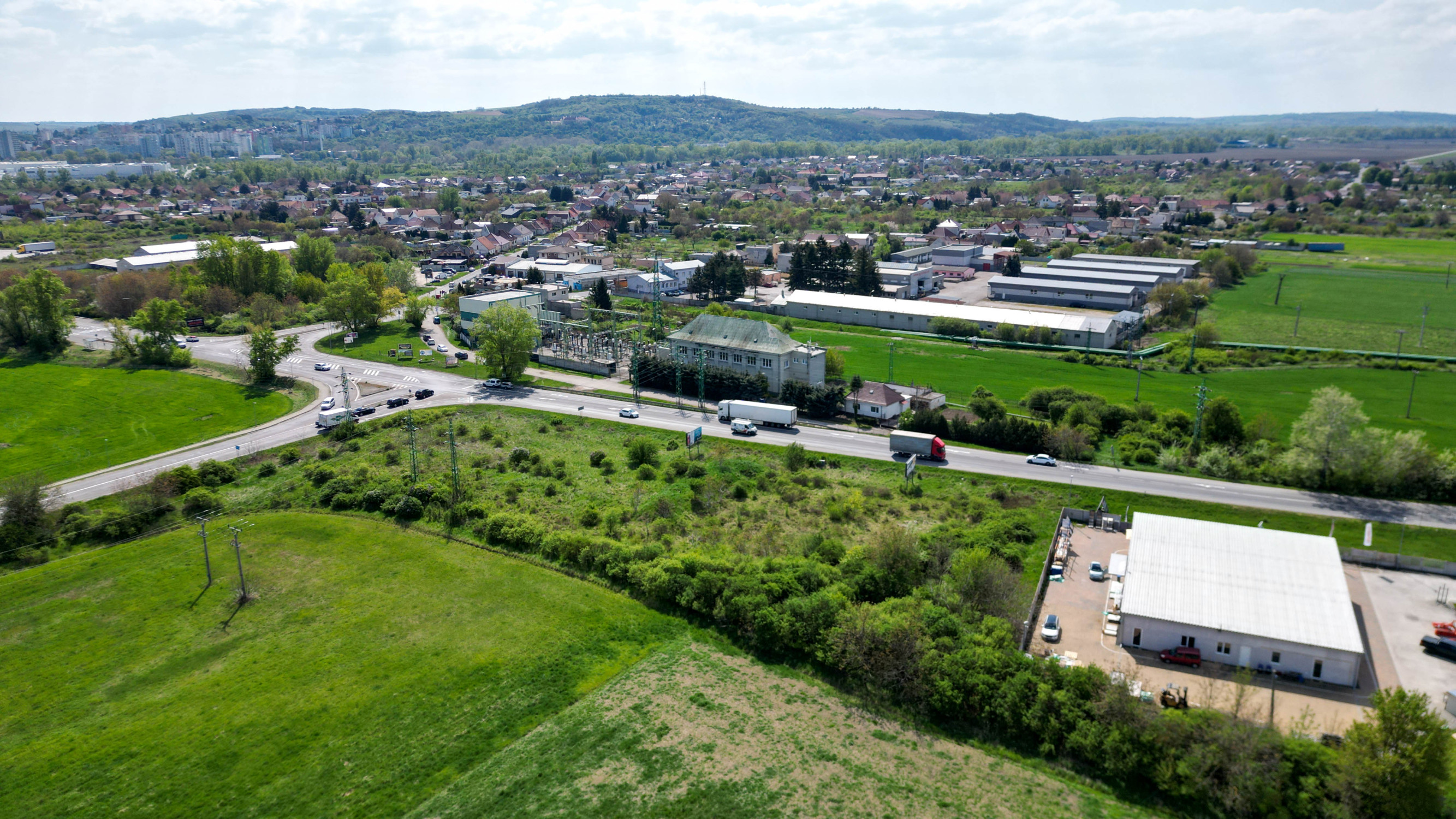 PREDAJ, INVESTIČNÝ POZEMOK 1 440 m², LEOPOLDOV, ŤAH D1 → HLOHOVEC