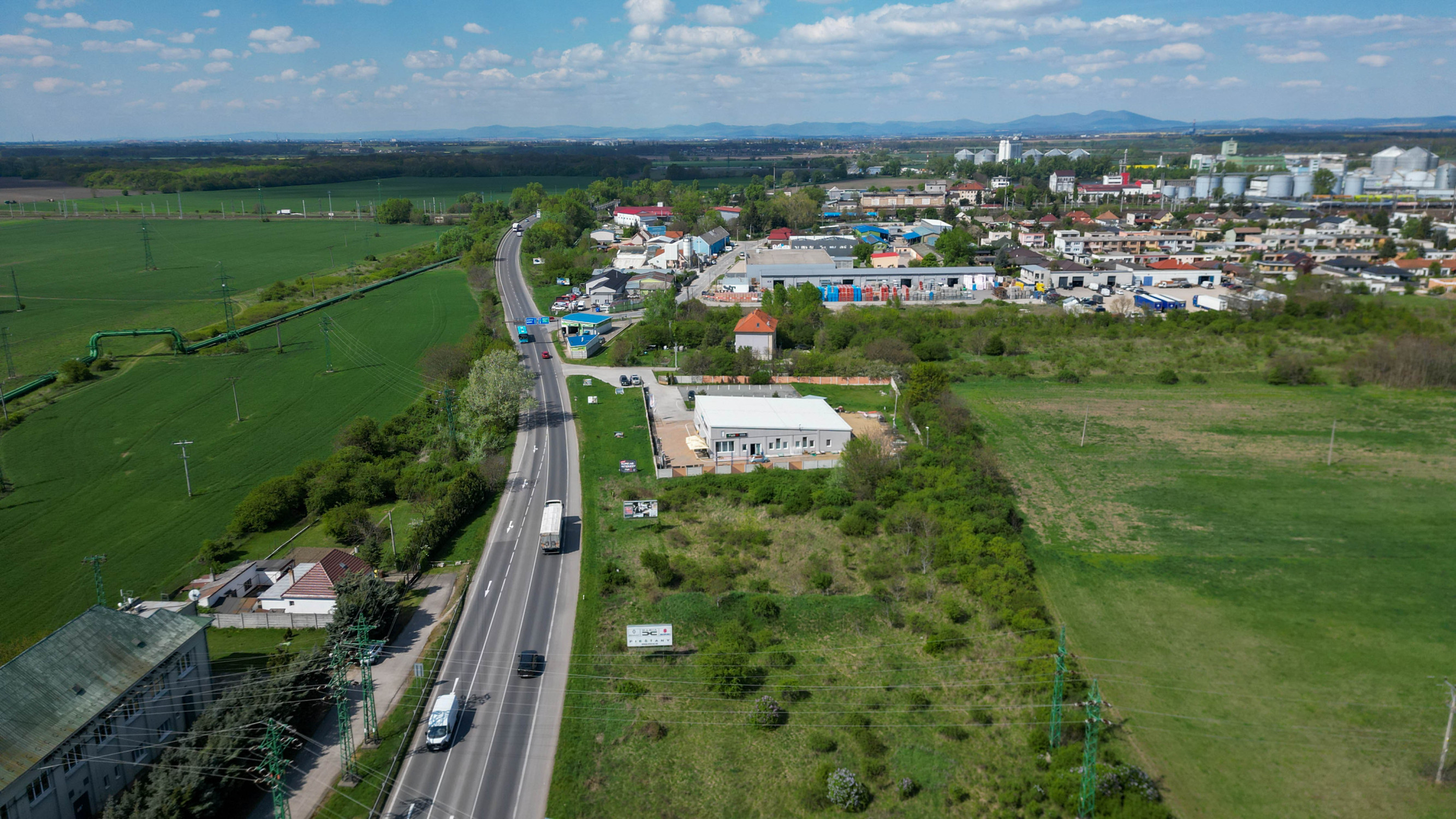 PREDAJ, INVESTIČNÝ POZEMOK 1 440 m², LEOPOLDOV, ŤAH D1 → HLOHOVEC