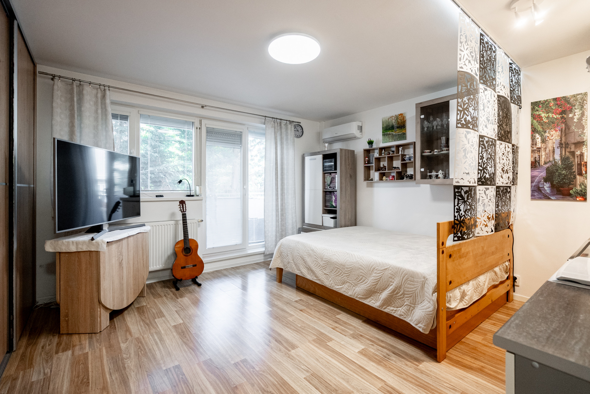 NA PREDAJ KLIMATIZOVANÁ GARSÓNKA 31,4m2 s balkónom a  parkovacím státím, ul. Na pasekách