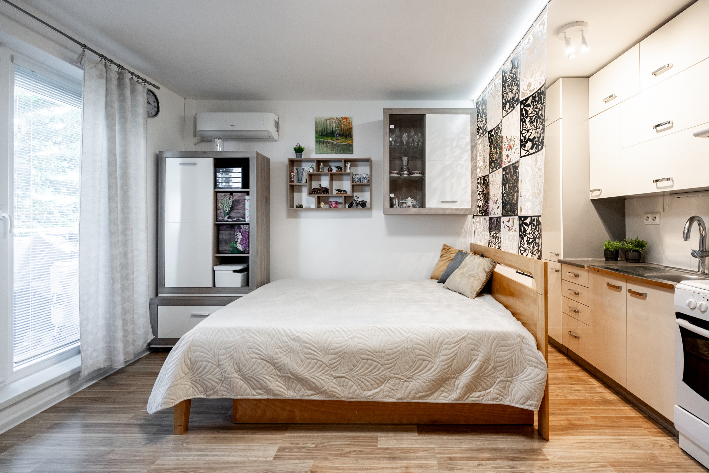 NA PREDAJ KLIMATIZOVANÁ GARSÓNKA 31,4m2 s balkónom a  parkovacím státím, ul. Na pasekách