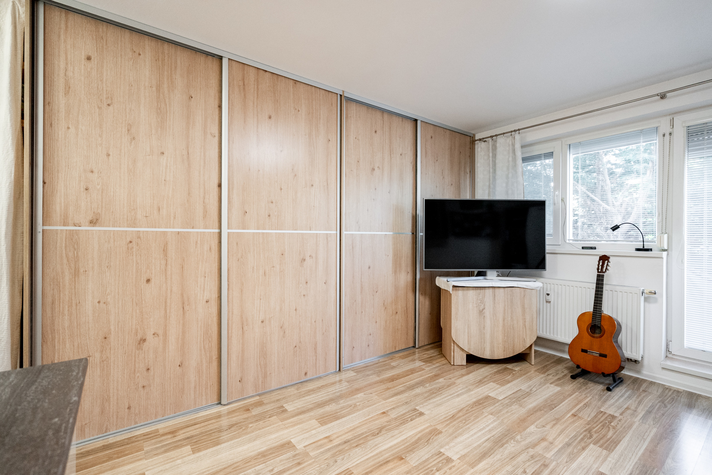 NA PREDAJ KLIMATIZOVANÁ GARSÓNKA 31,4m2 s balkónom a  parkovacím státím, ul. Na pasekách
