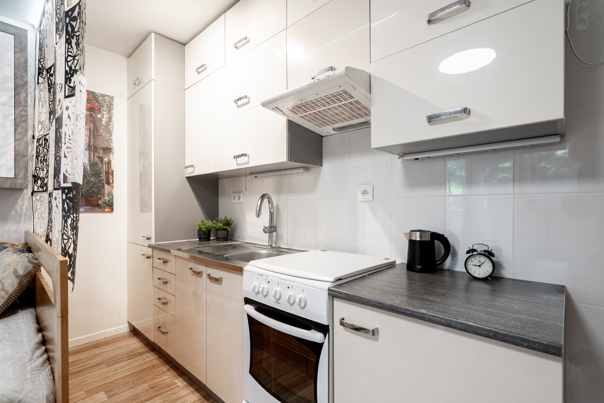 NA PREDAJ KLIMATIZOVANÁ GARSÓNKA 31,4m2 s balkónom a  parkovacím státím, ul. Na pasekách