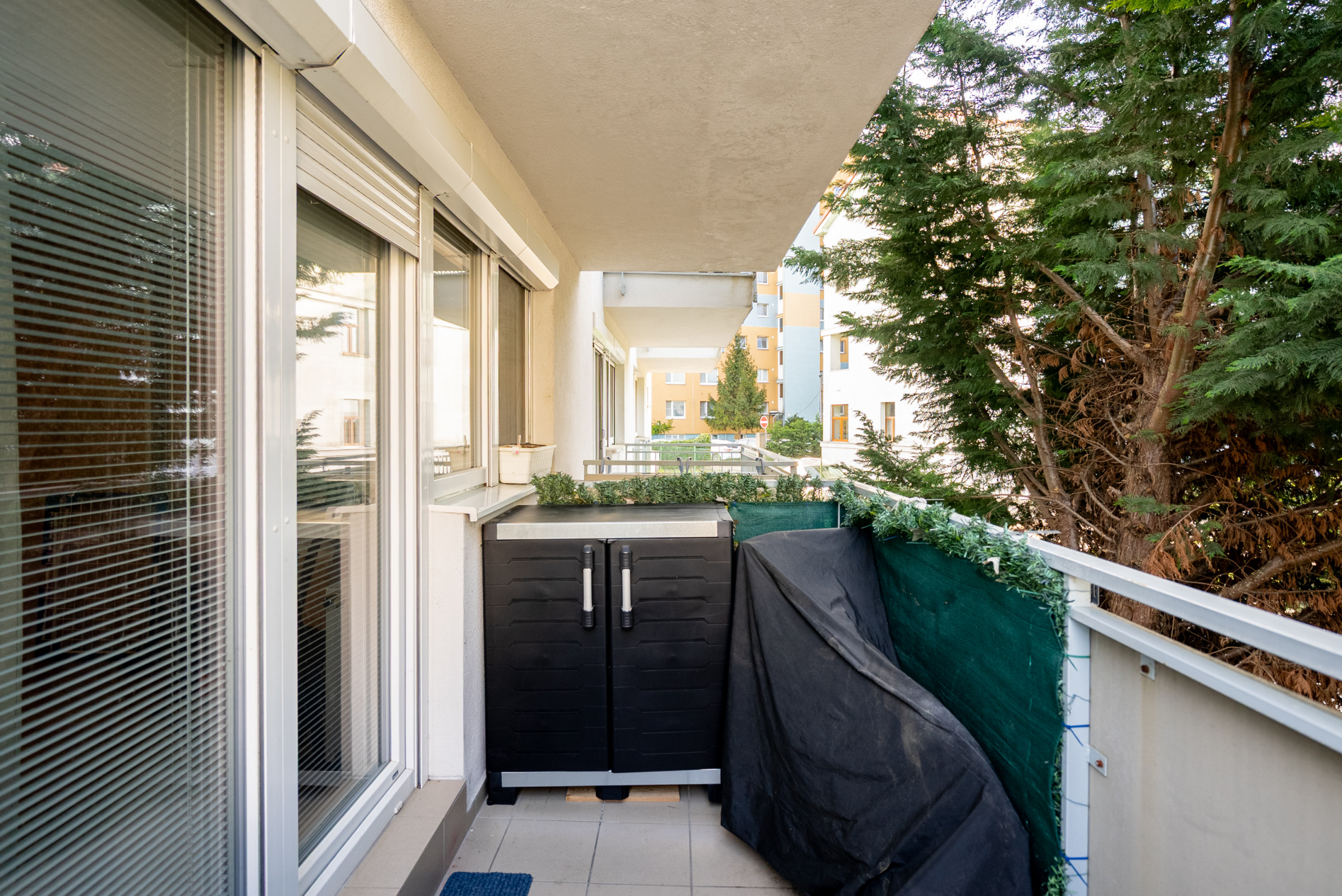 NA PREDAJ KLIMATIZOVANÁ GARSÓNKA 31,4m2 s balkónom a  parkovacím státím, ul. Na pasekách