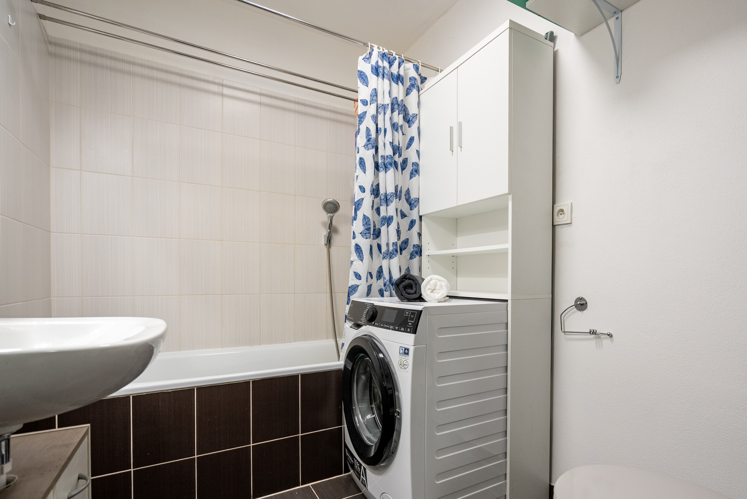 NA PREDAJ KLIMATIZOVANÁ GARSÓNKA 31,4m2 s balkónom a  parkovacím státím, ul. Na pasekách