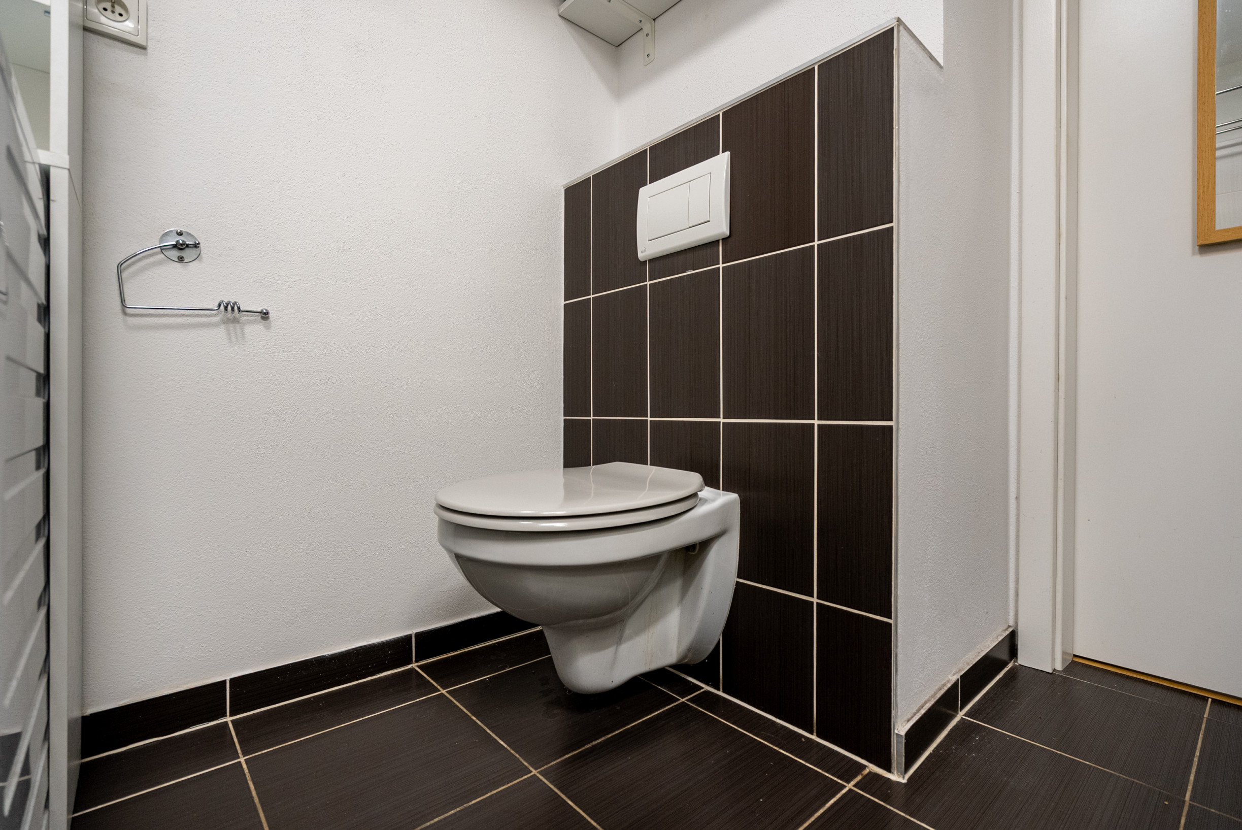 NA PREDAJ KLIMATIZOVANÁ GARSÓNKA 31,4m2 s balkónom a  parkovacím státím, ul. Na pasekách