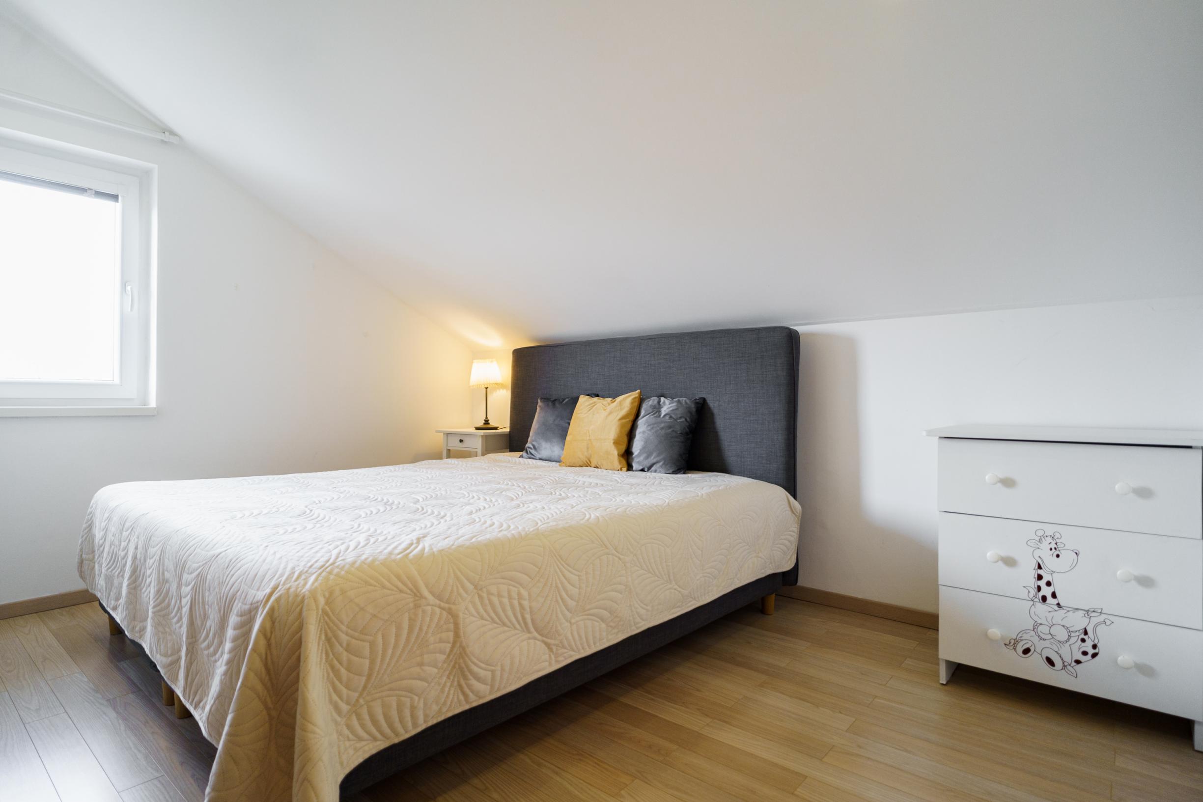 Na predaj 4-izbový zariadený byt (84,14 m²) so záhradou/pozemkom a parkovaním pri jazere