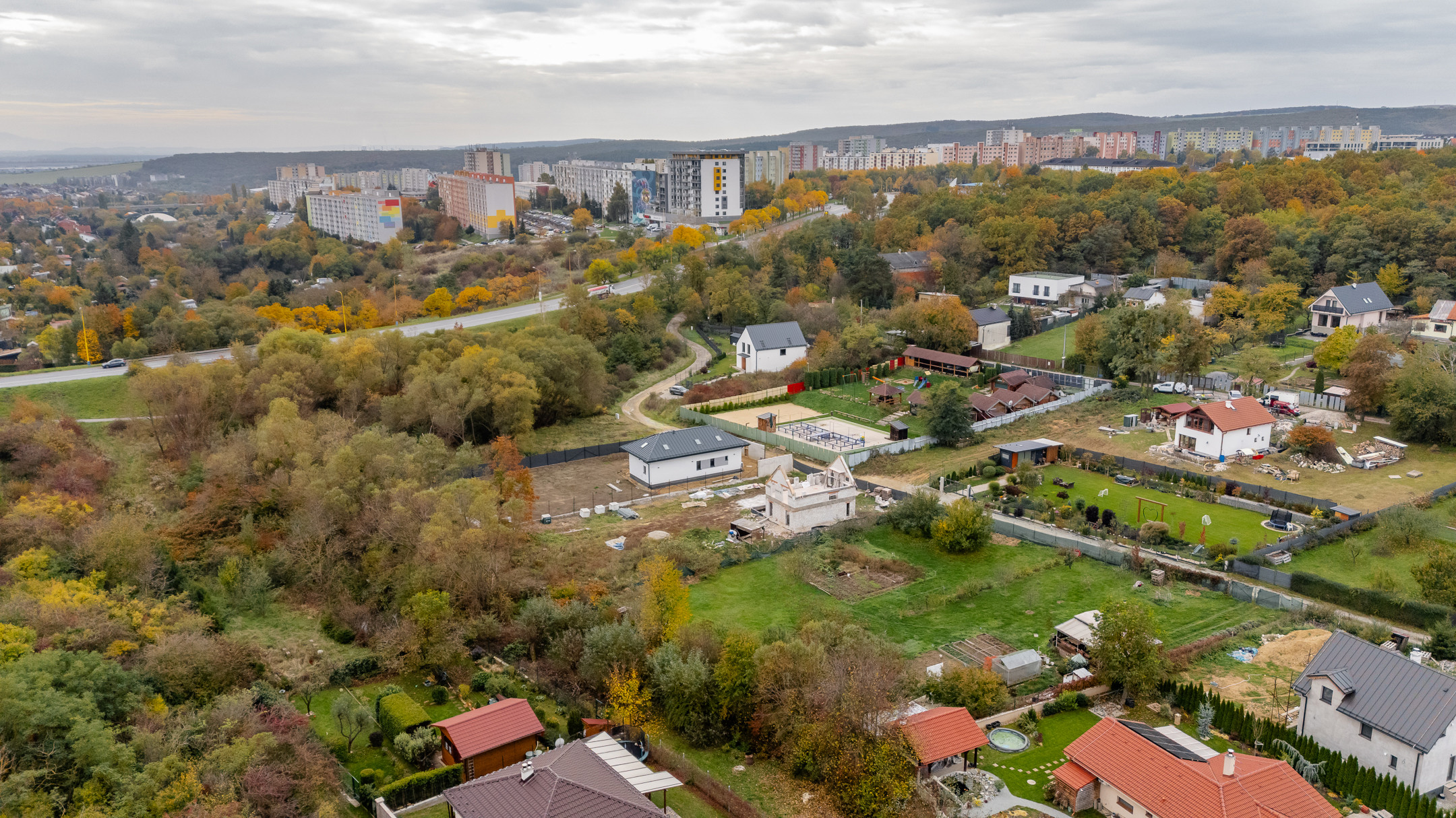 Pozemok vhodný na rekreačný dom alebo chatu o veľkosti 1.282 m2 v oblasti Čičky-majer, Košice - Terasa.