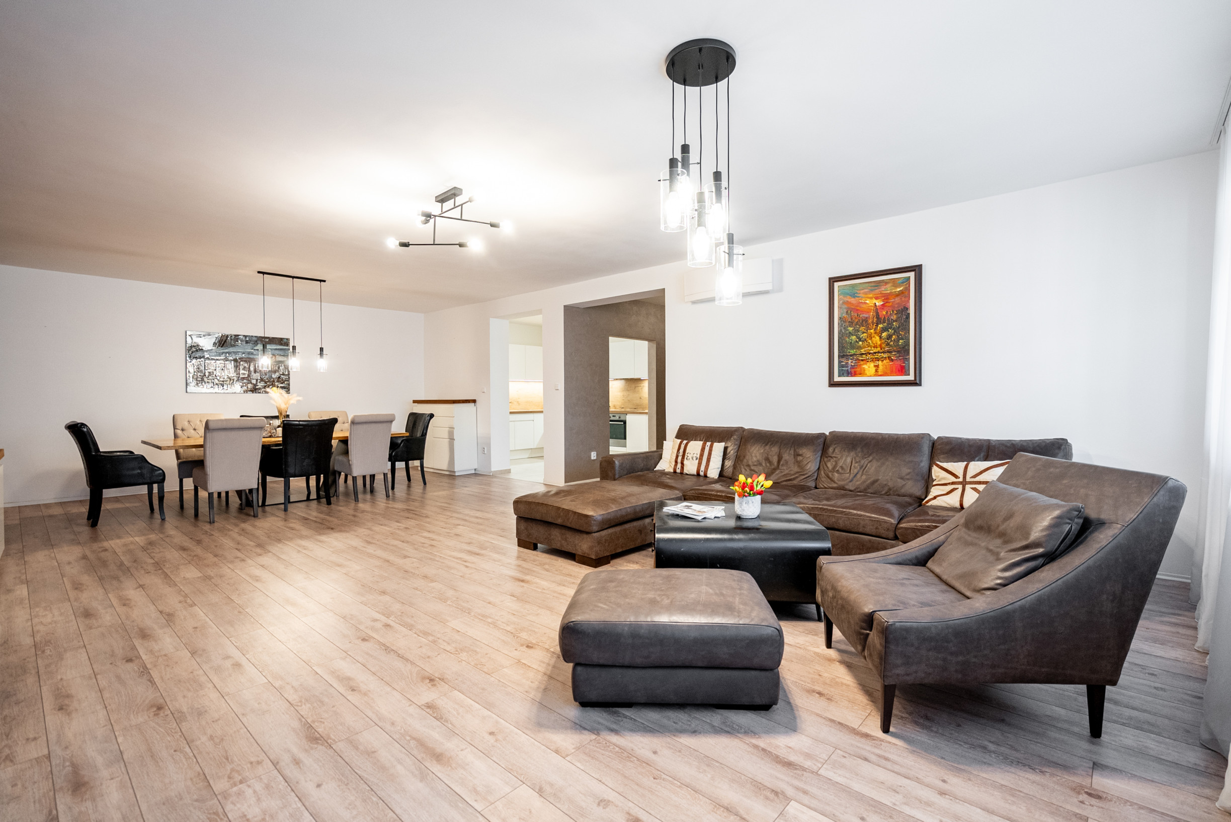 NA PREDAJ veľkometrážny 4-izbový byt 166,94 m² s parkovacím státím a 2 loggiami – Zámocká ulica