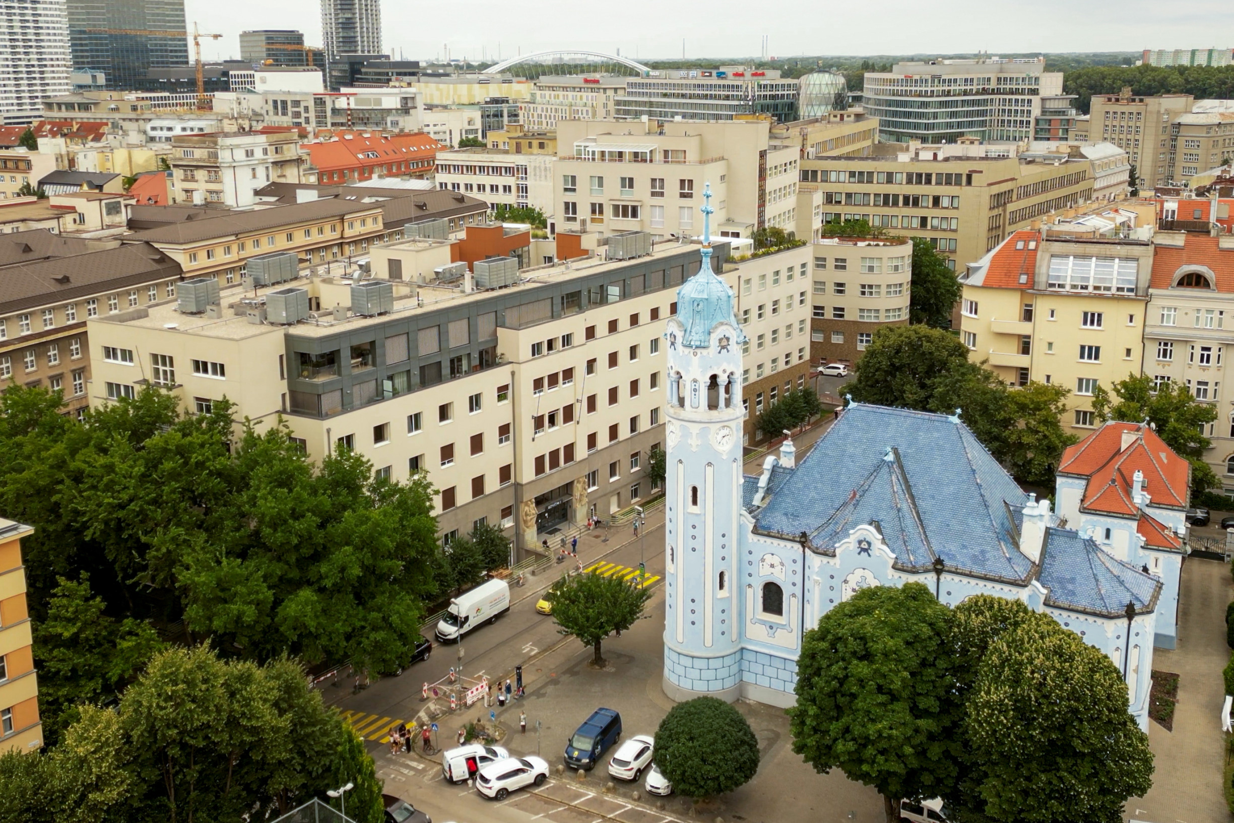 VÝNIMOČNÝ 3-IZBOVÝ BYT S IKONICKÝM VÝHĽADOM NA MODRÝ KOSTOLÍK | 2 LODŽIE, BALKÓN A 2 PARKOVACIE MIESTA