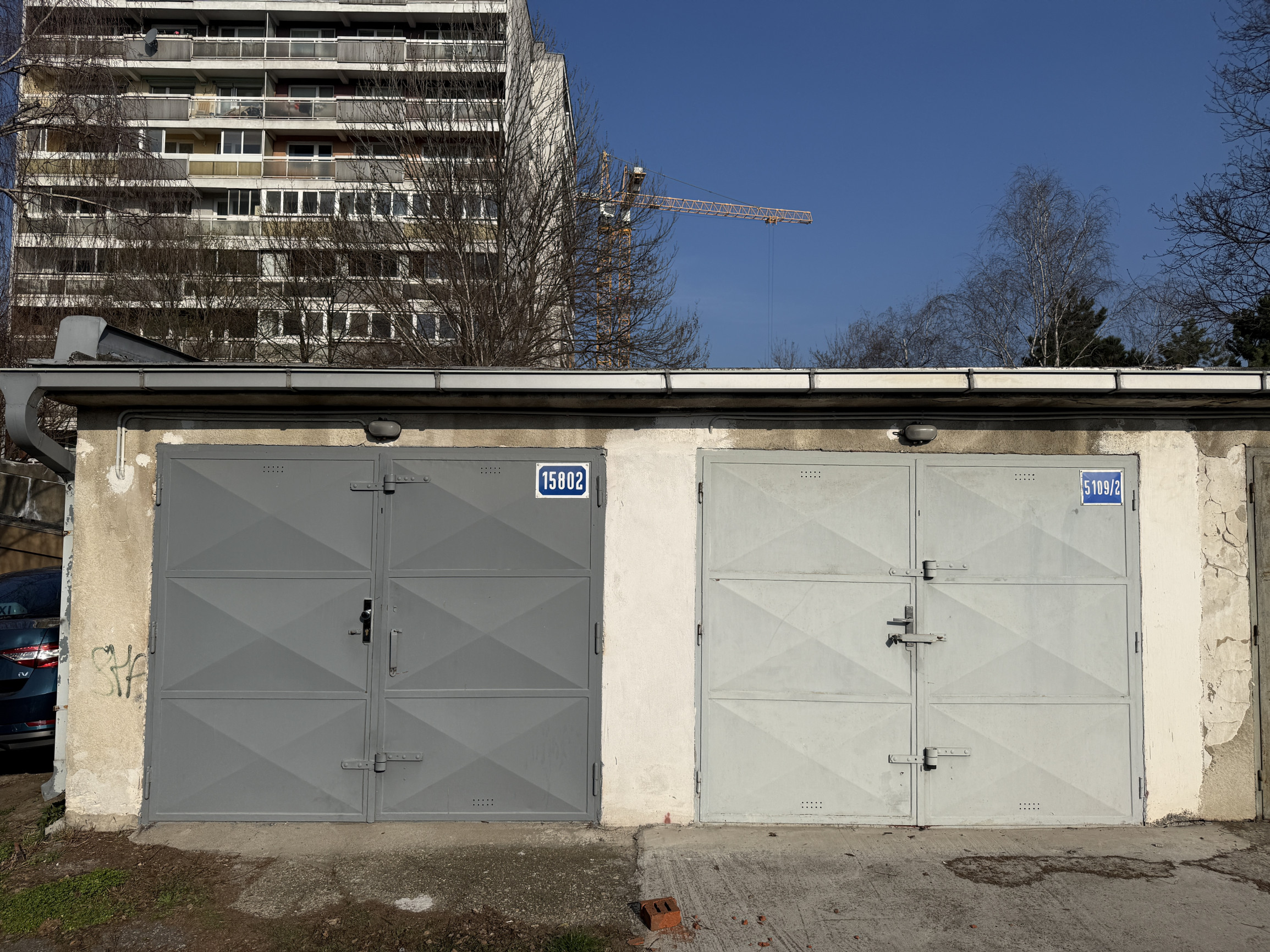 Na PREDAJ 2x murovaná garáž s elektrinou, Bajkalská ul. – Bratislava, časť Priekopy
