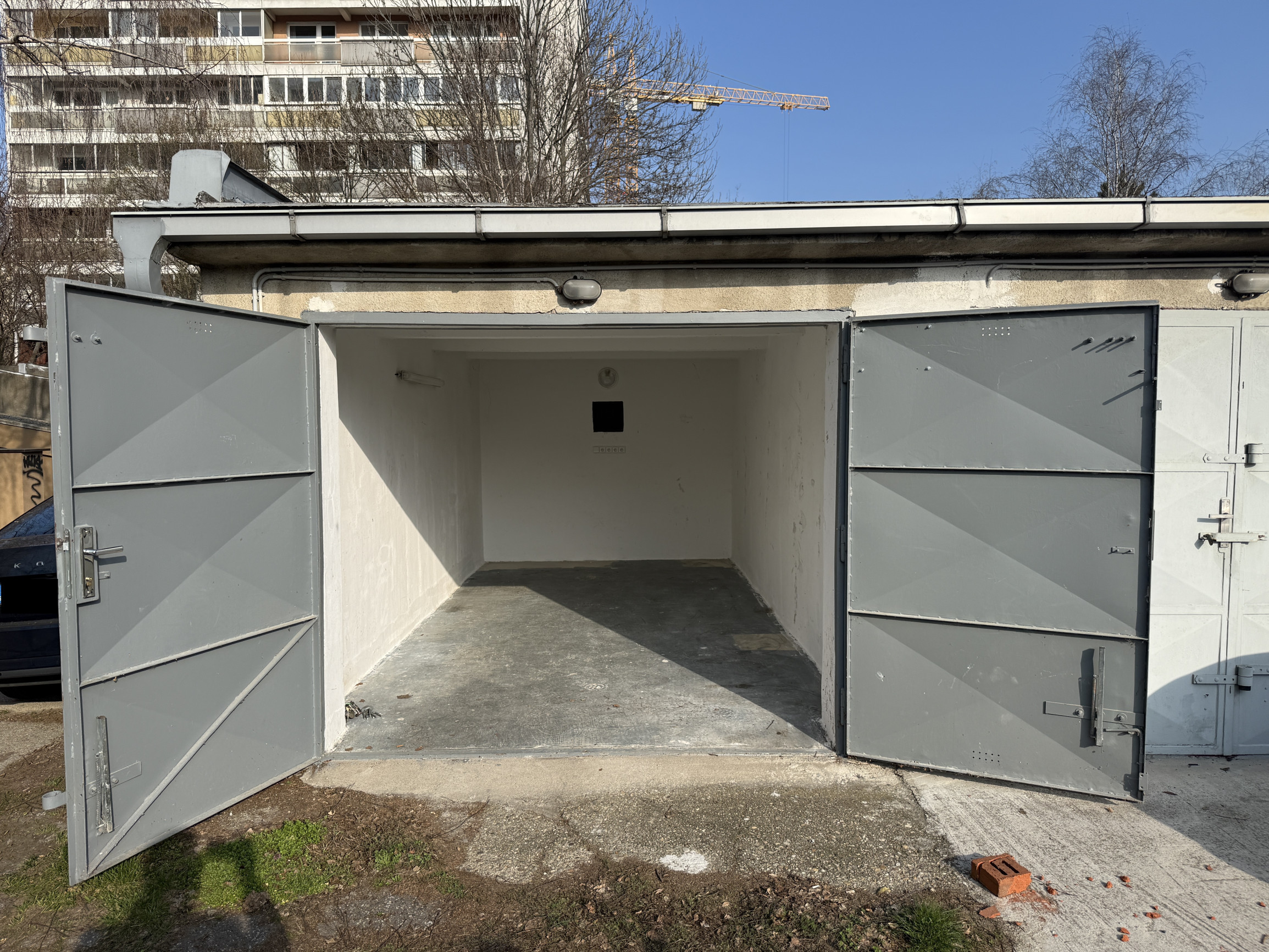 Na PREDAJ 2x murovaná garáž s elektrinou, Bajkalská ul. – Bratislava, časť Priekopy