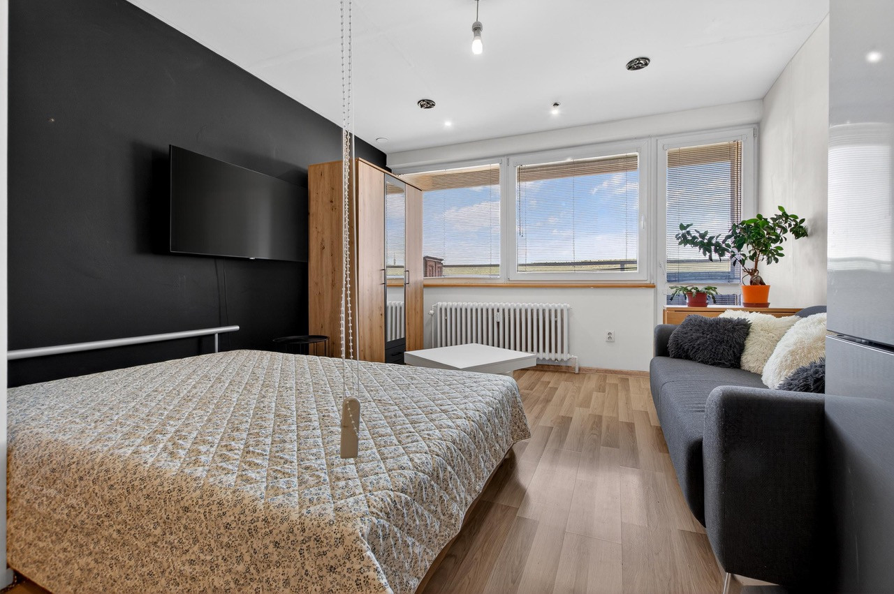 REZERVOVANÉ - Na predaj zrekonštruovaný a zariadený 1-izbový byt, 37,54 m2, Sekurisova ulica, Bratislava-Dúbravka